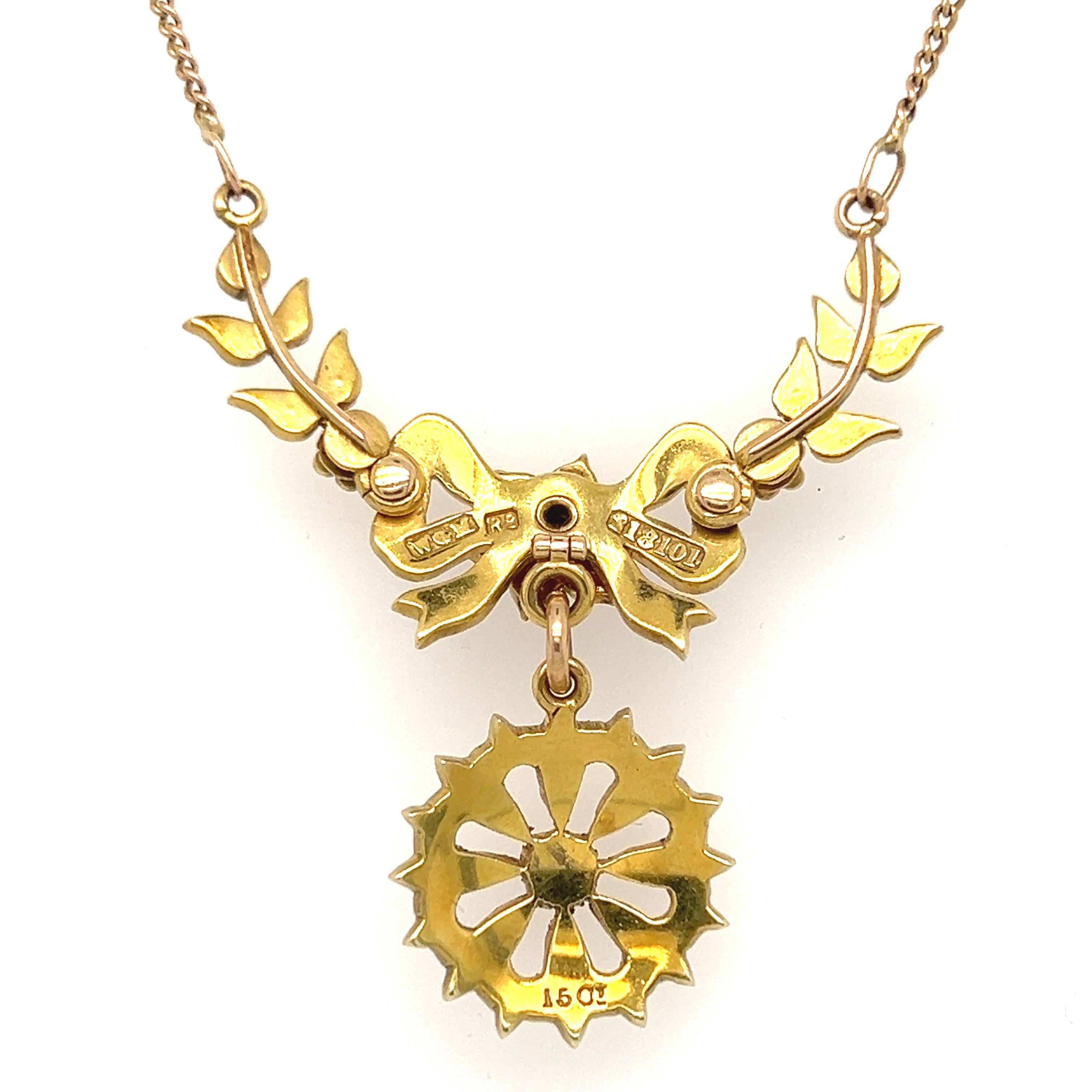 Ce magnifique collier victorien avec perles fendues en or jaune 15 carats, unique en son genre, est tout simplement spécial. Merveilleusement détaillé avec les bras articulés et le médaillon suspendu. Il y a au total 73 perles fendues de tailles et
