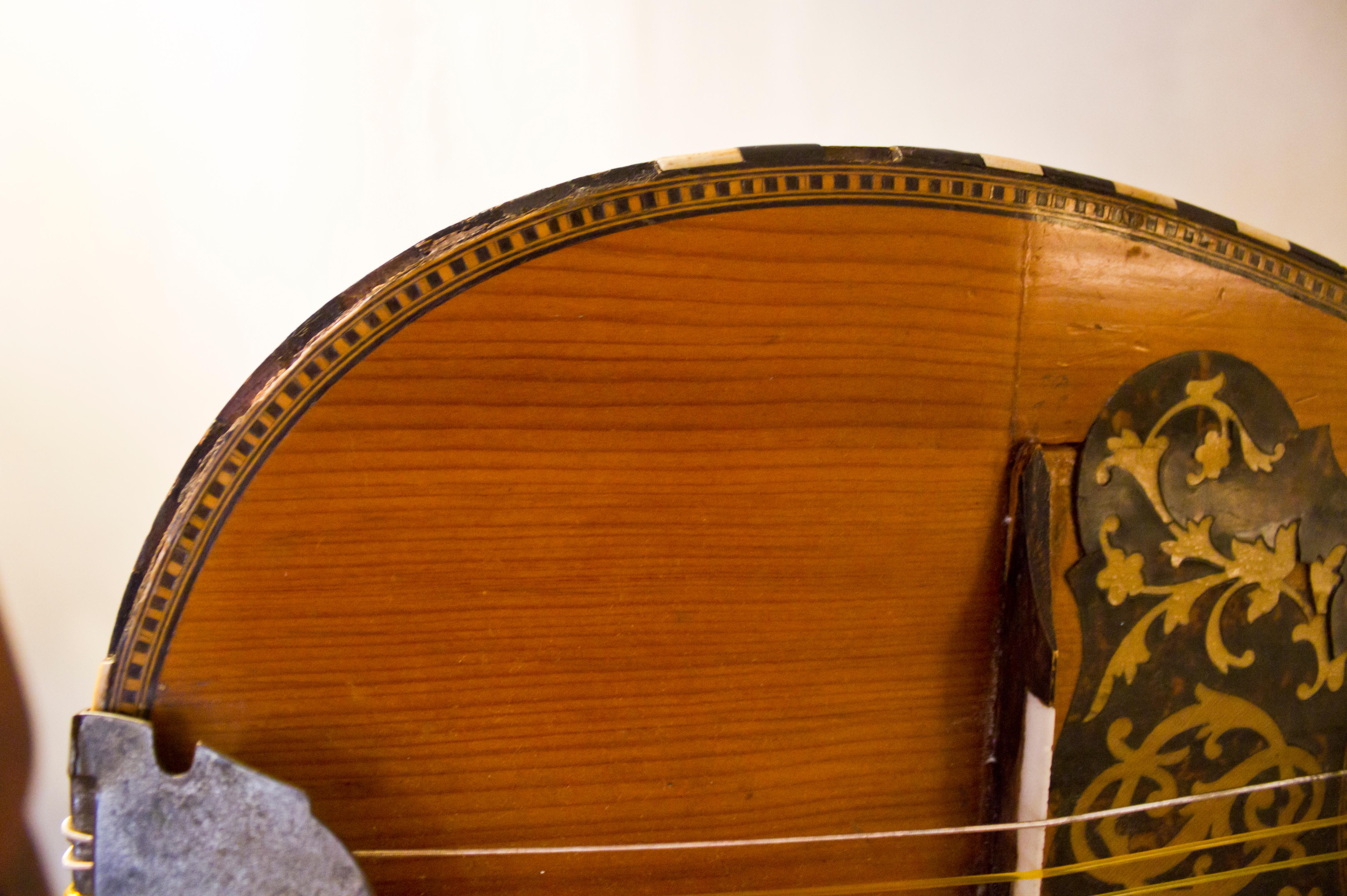 Antique Victorian Bowl-Back Mandolin In Good Condition In Savannah, GA