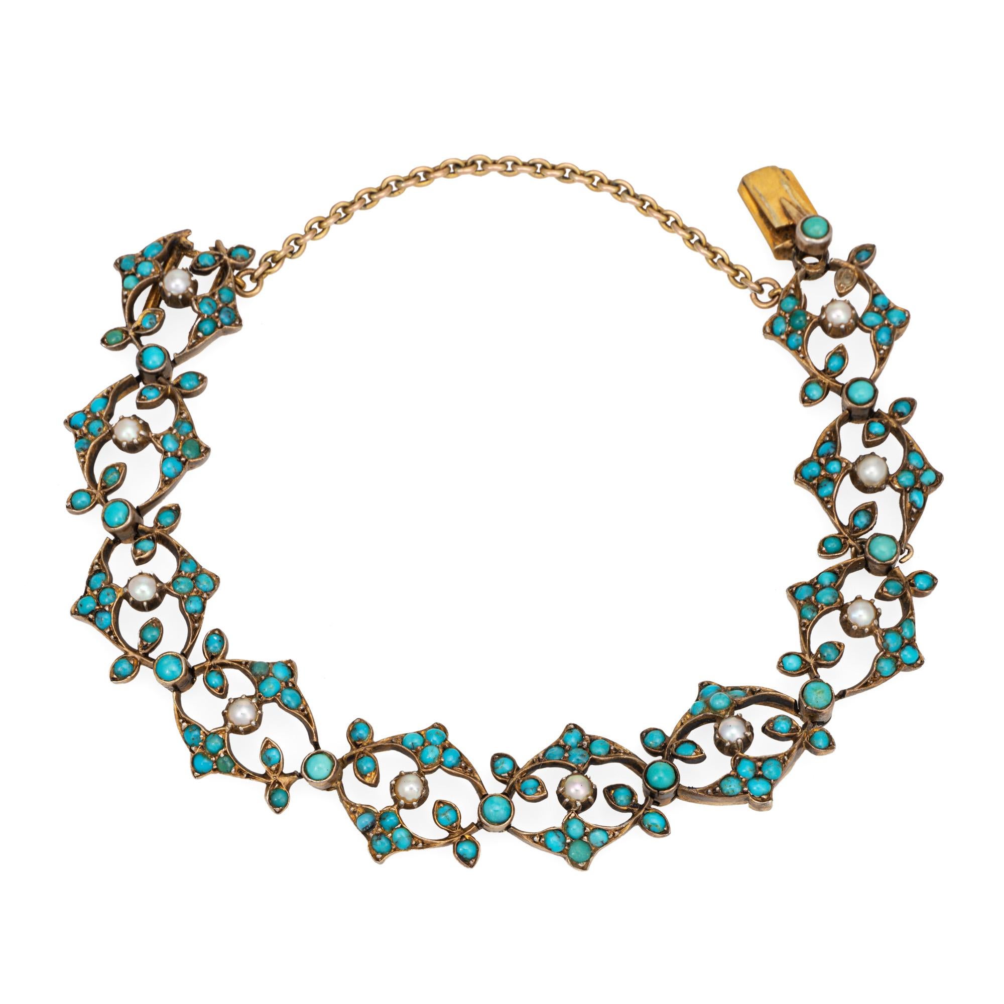 Bracelet antique victorien (circa 1880 à 1900) en turquoise et perles, finement détaillé, réalisé en or jaune 14k. 

Les cabochons de turquoise mesurent de 1,5 mm à 2,5 mm et sont rehaussés de perles de 2 mm. Note : variation de couleur de la