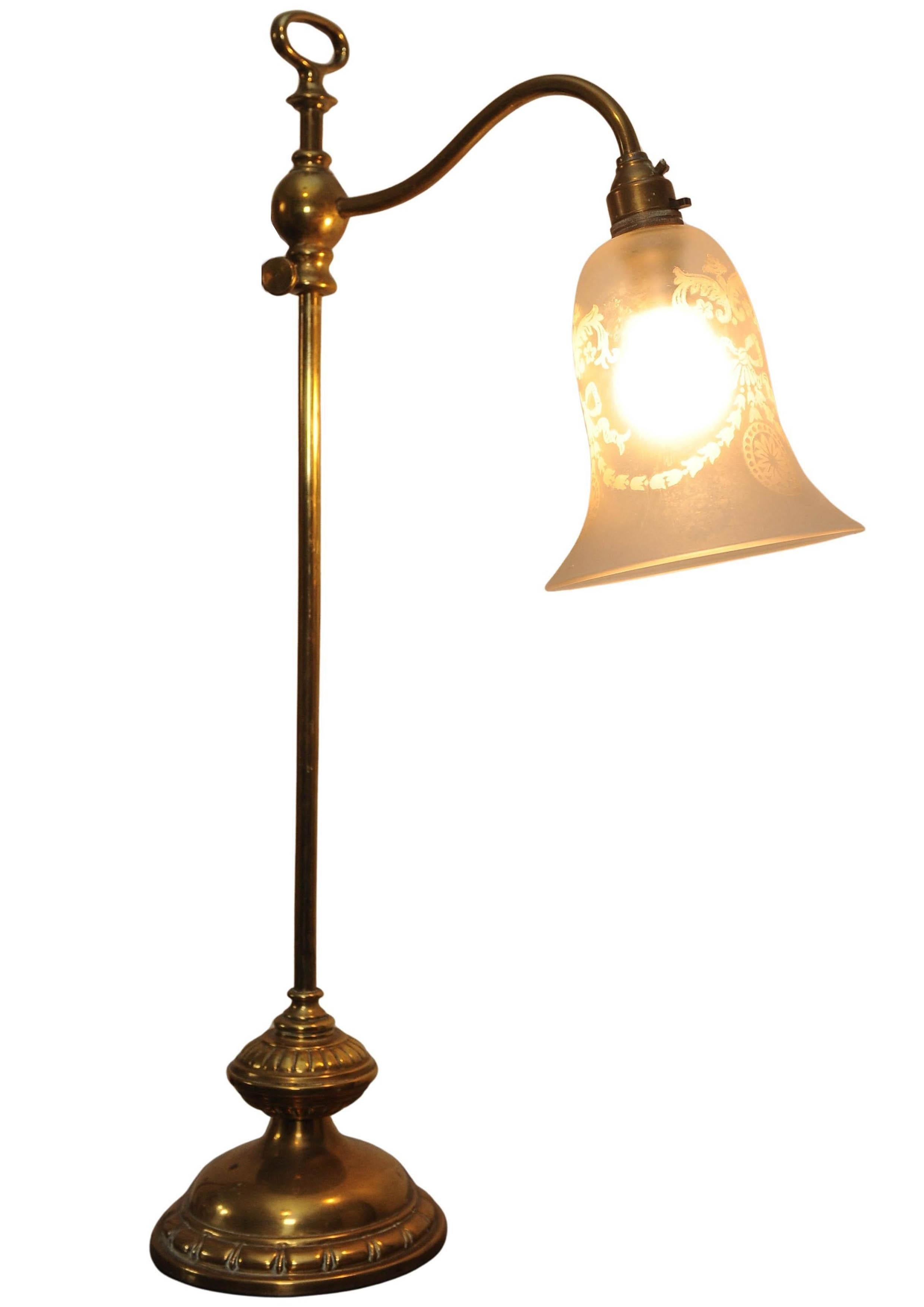 Un'elegante lampada da lettura per studenti regolabile in ottone con paralume in vetro acidato 

Un classico dal design senza tempo, adatto a una scrivania antica o moderna.