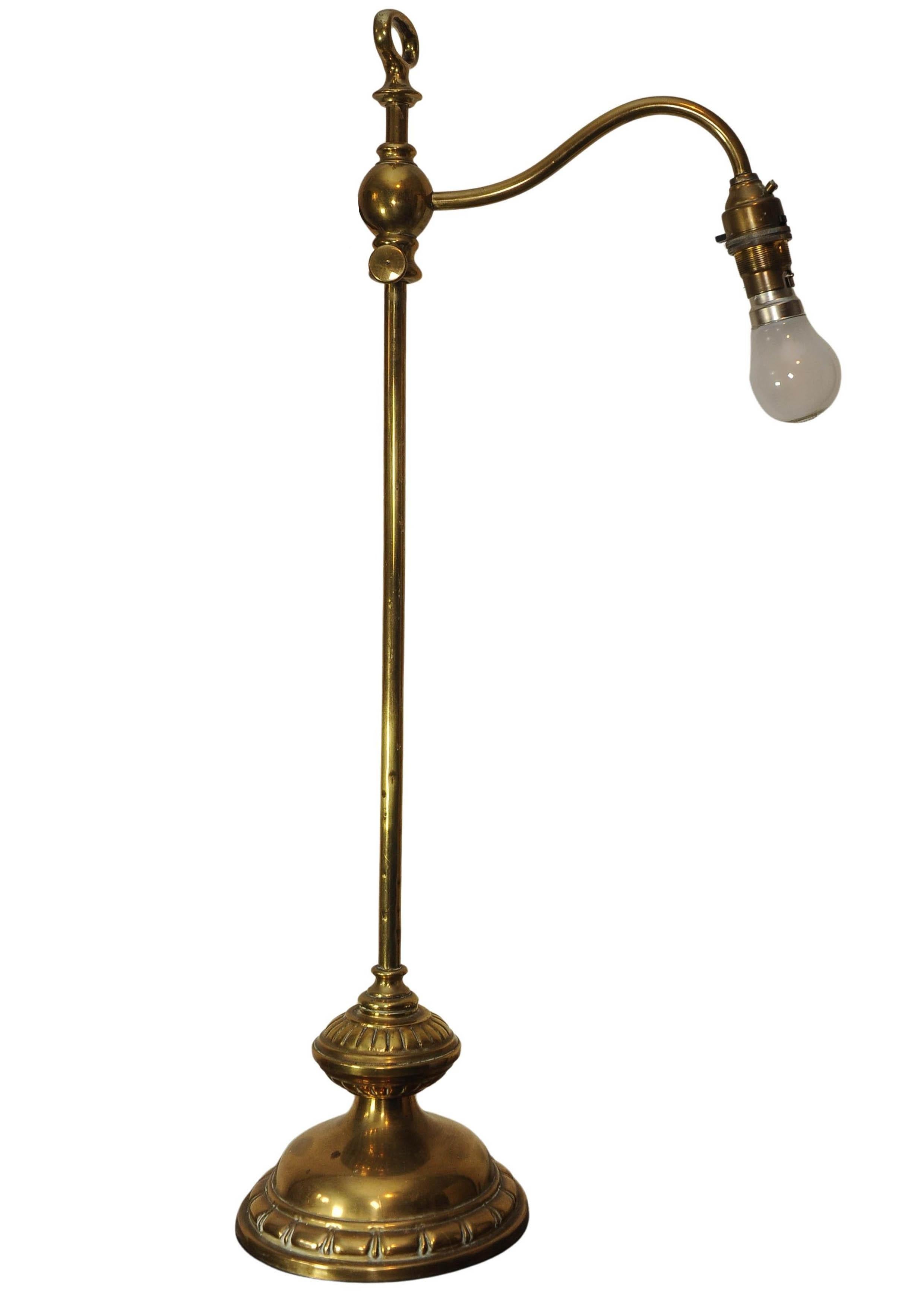 Ottone Lampada da lettura per studenti regolabile in ottone con paralume in vetro acidato in vendita