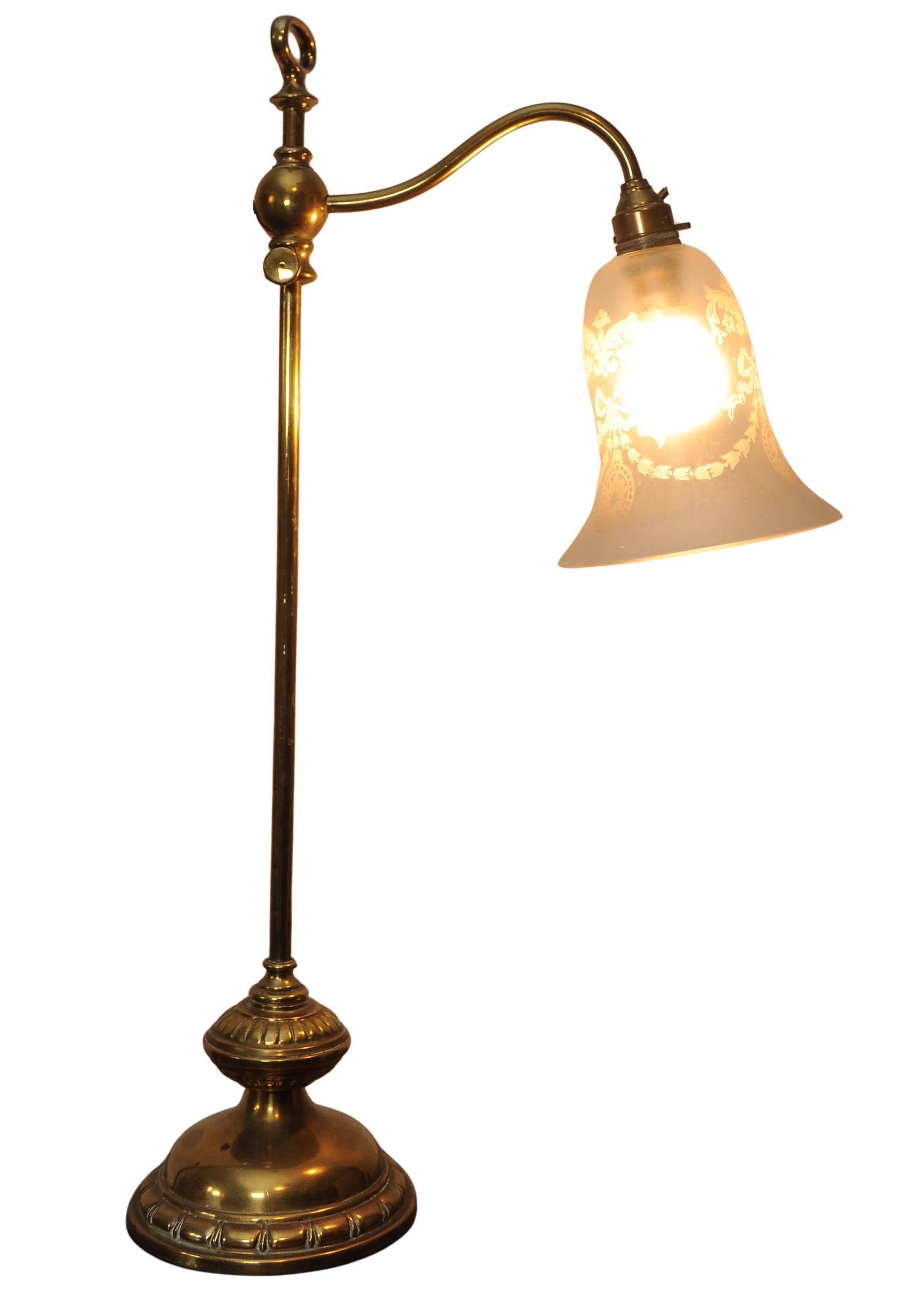 Lampada da lettura per studenti regolabile in ottone con paralume in vetro acidato in vendita 1