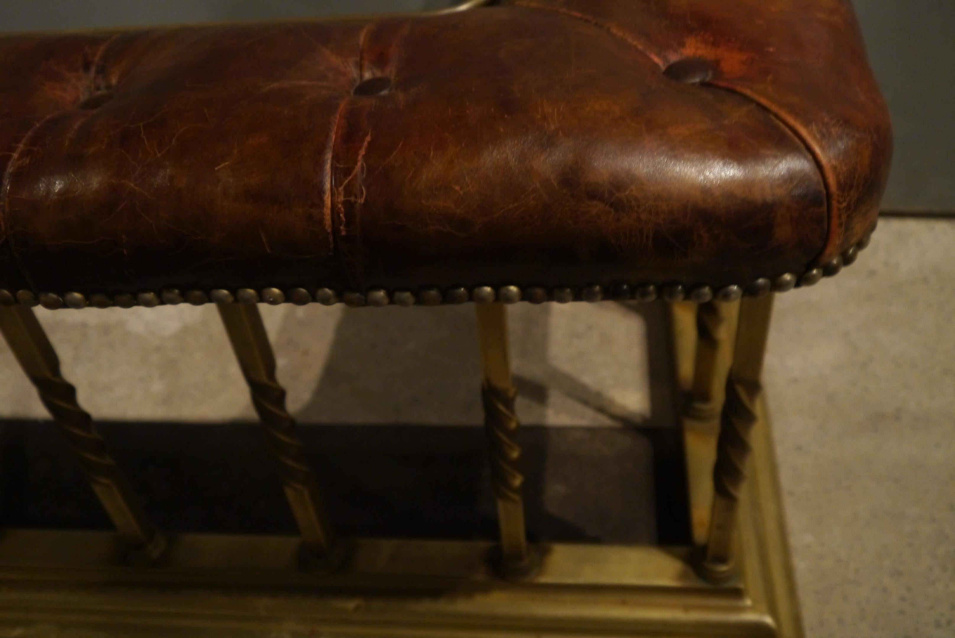 Antique Victorian Brass and Leather Club Fender In Good Condition For Sale In London, GB