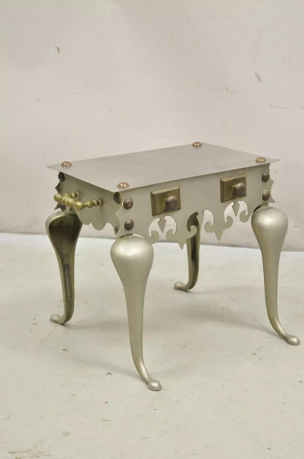 Ancienne table d'appoint victorienne en laiton et acier en métal pour pied de cheminée en vente 4