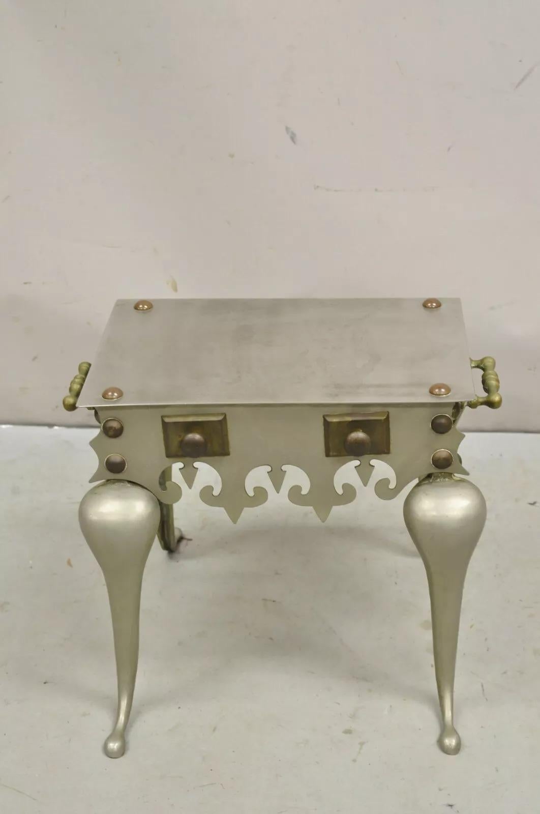 Antique Victorian Brass and Steel Metal Footman Fireplace Trivet / Low Side Table. Vers la fin du 19e siècle. Dimensions : 15