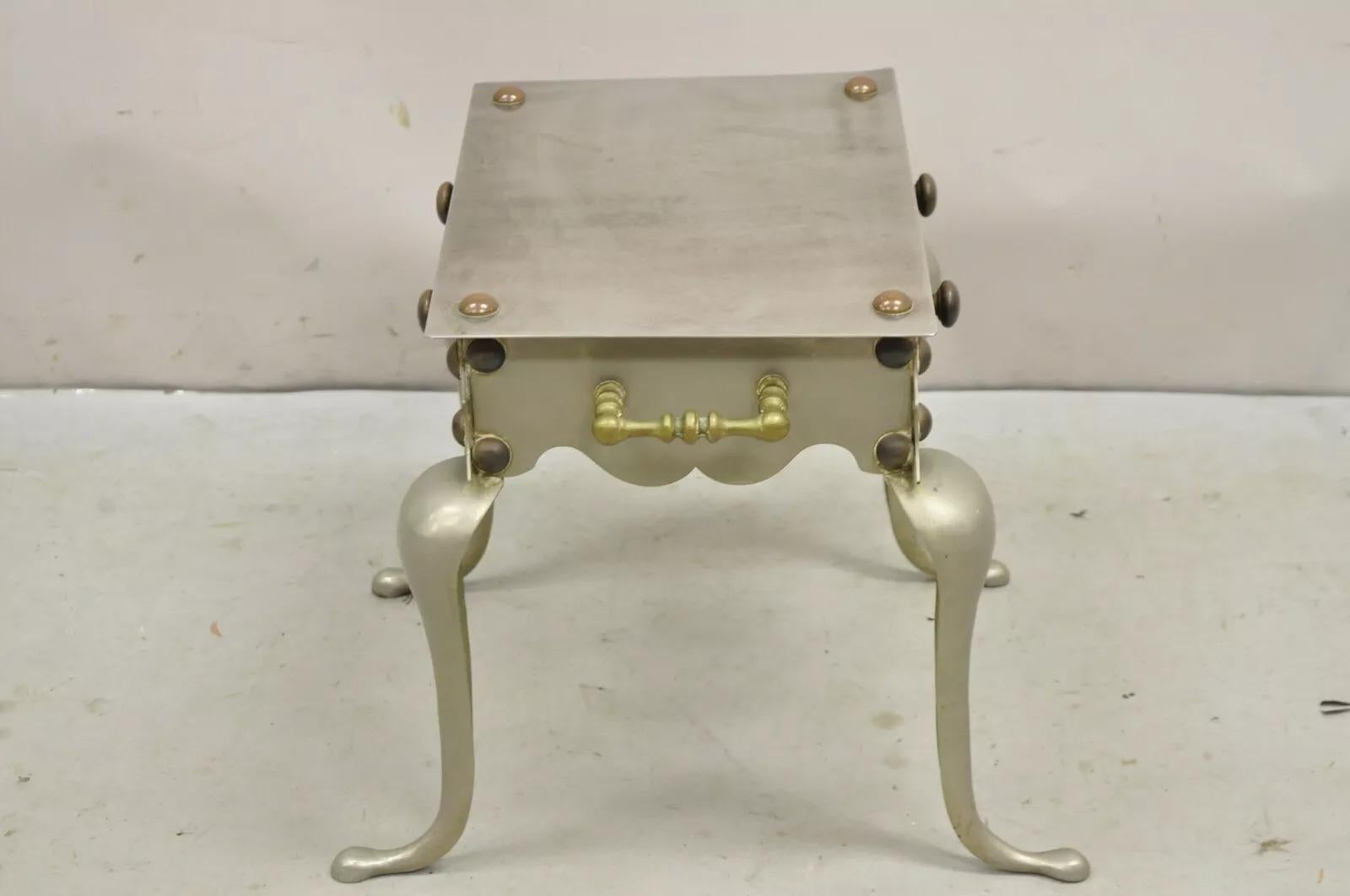 Victorien Ancienne table d'appoint victorienne en laiton et acier en métal pour pied de cheminée en vente