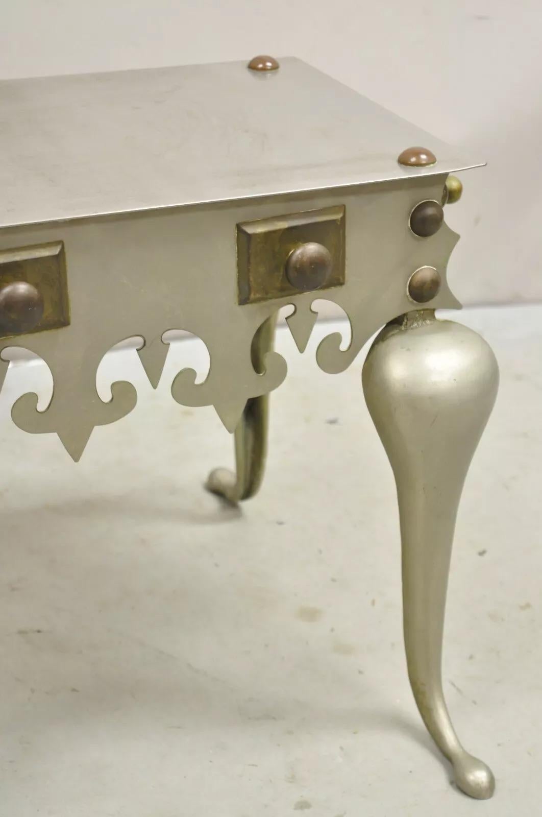 Ancienne table d'appoint victorienne en laiton et acier en métal pour pied de cheminée Bon état - En vente à Philadelphia, PA