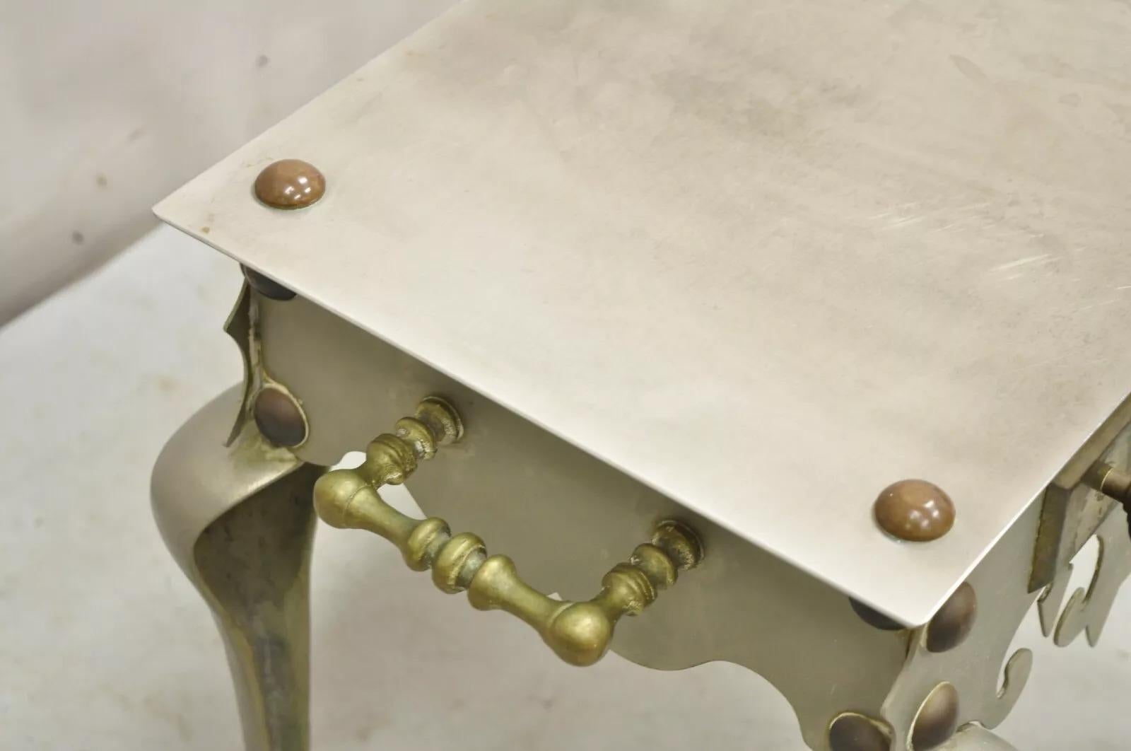 Laiton Ancienne table d'appoint victorienne en laiton et acier en métal pour pied de cheminée en vente