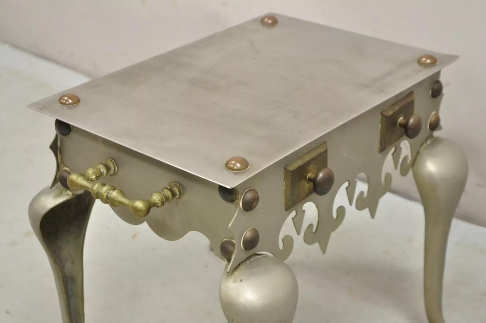 Ancienne table d'appoint victorienne en laiton et acier en métal pour pied de cheminée en vente 2
