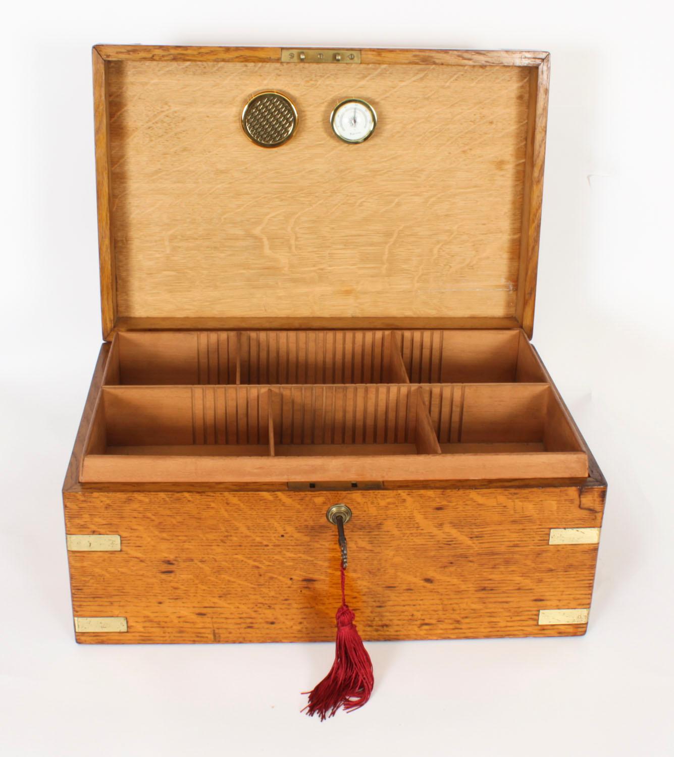 Humidificateur à cigares victorien ancien en chêne courbé et laiton du 19ème siècle en vente 6