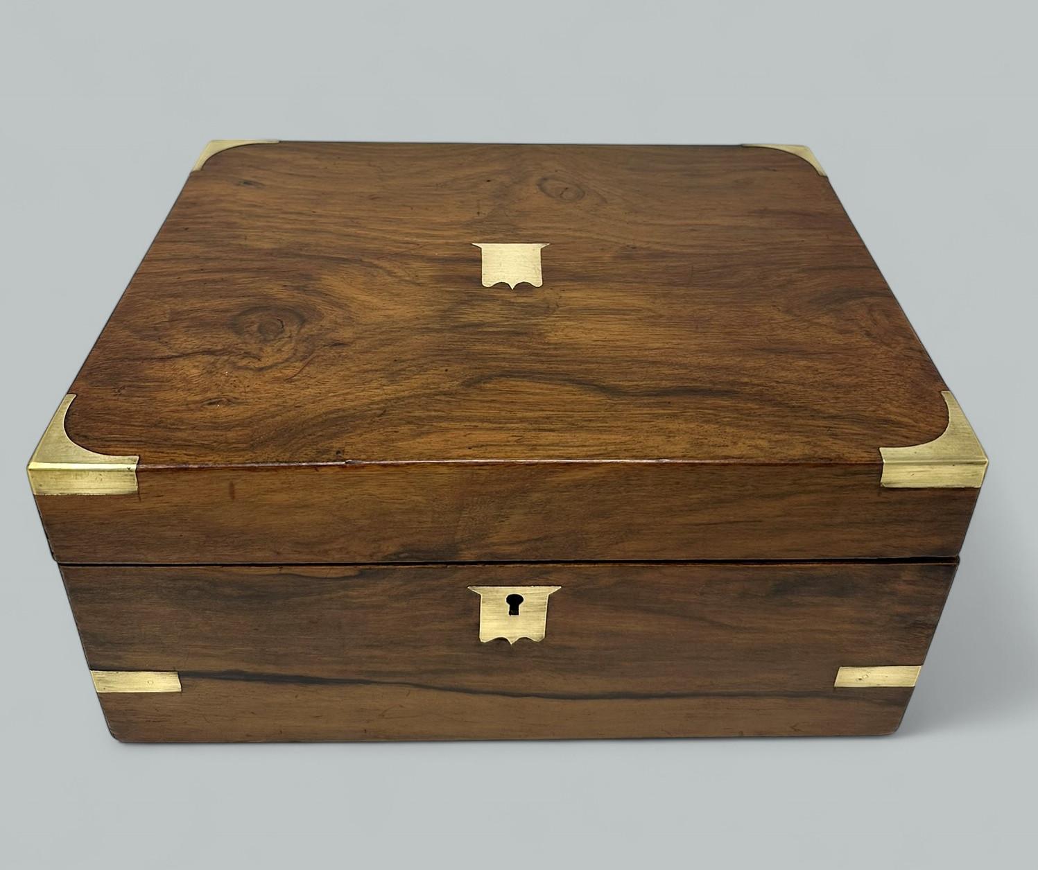 Exceptionnellement beau parapluie de voyage en noyer massif bien figuré pour dames ou messieurs, d'une qualité exceptionnelle et de proportions compactes. Dernier quart du XIXe siècle. 

Le couvercle à charnière s'ouvre pour révéler un superbe