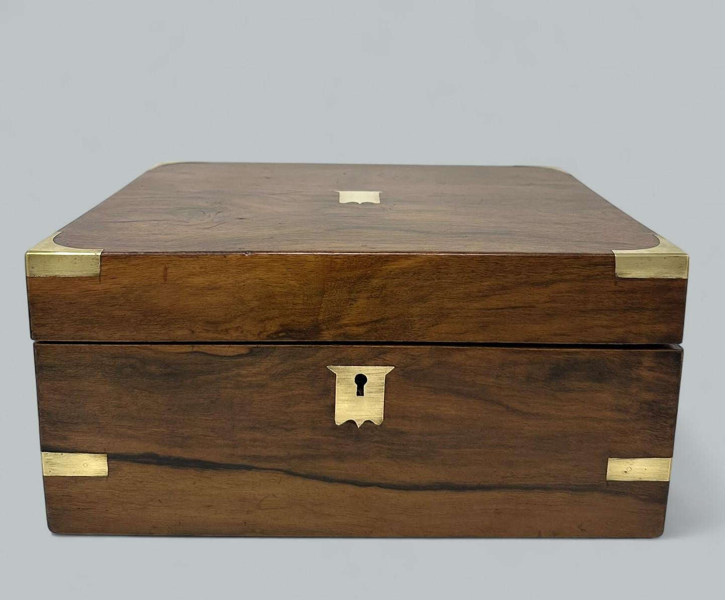 Victorien Ancien bureau de voyage victorien en laiton Boîte à écrire en bois de noyer 19C en vente