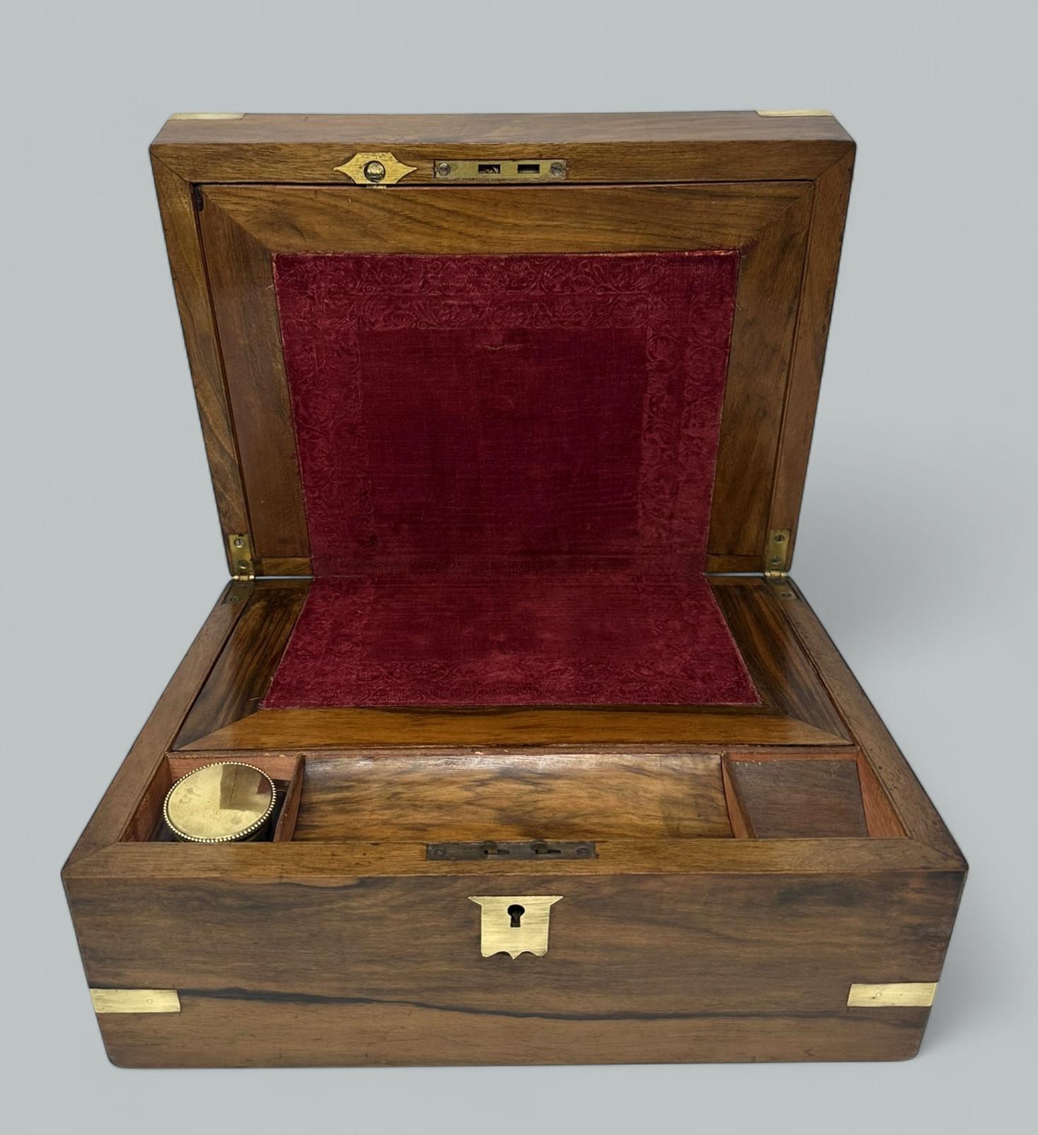 Anglais Ancien bureau de voyage victorien en laiton Boîte à écrire en bois de noyer 19C en vente