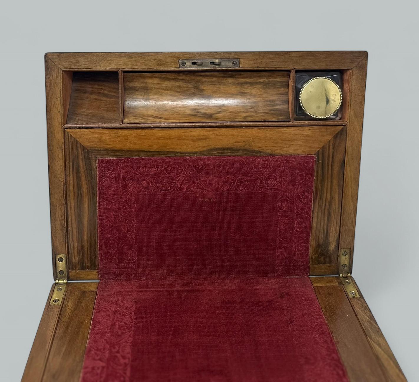 Ancien bureau de voyage victorien en laiton Boîte à écrire en bois de noyer 19C Bon état - En vente à Dublin, Ireland