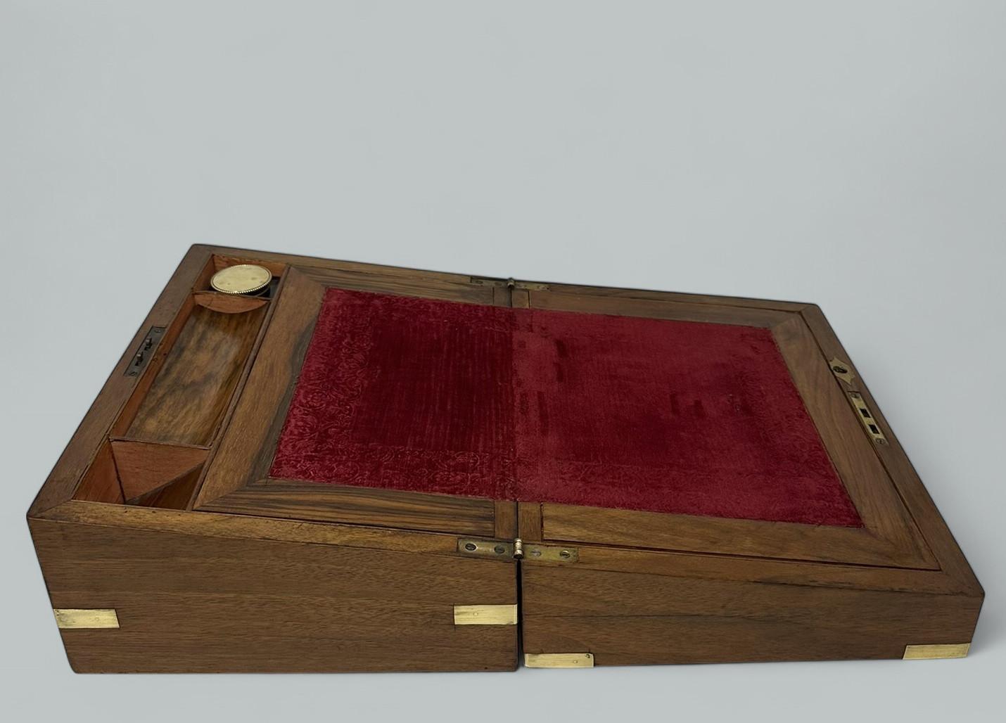 XIXe siècle Ancien bureau de voyage victorien en laiton Boîte à écrire en bois de noyer 19C en vente