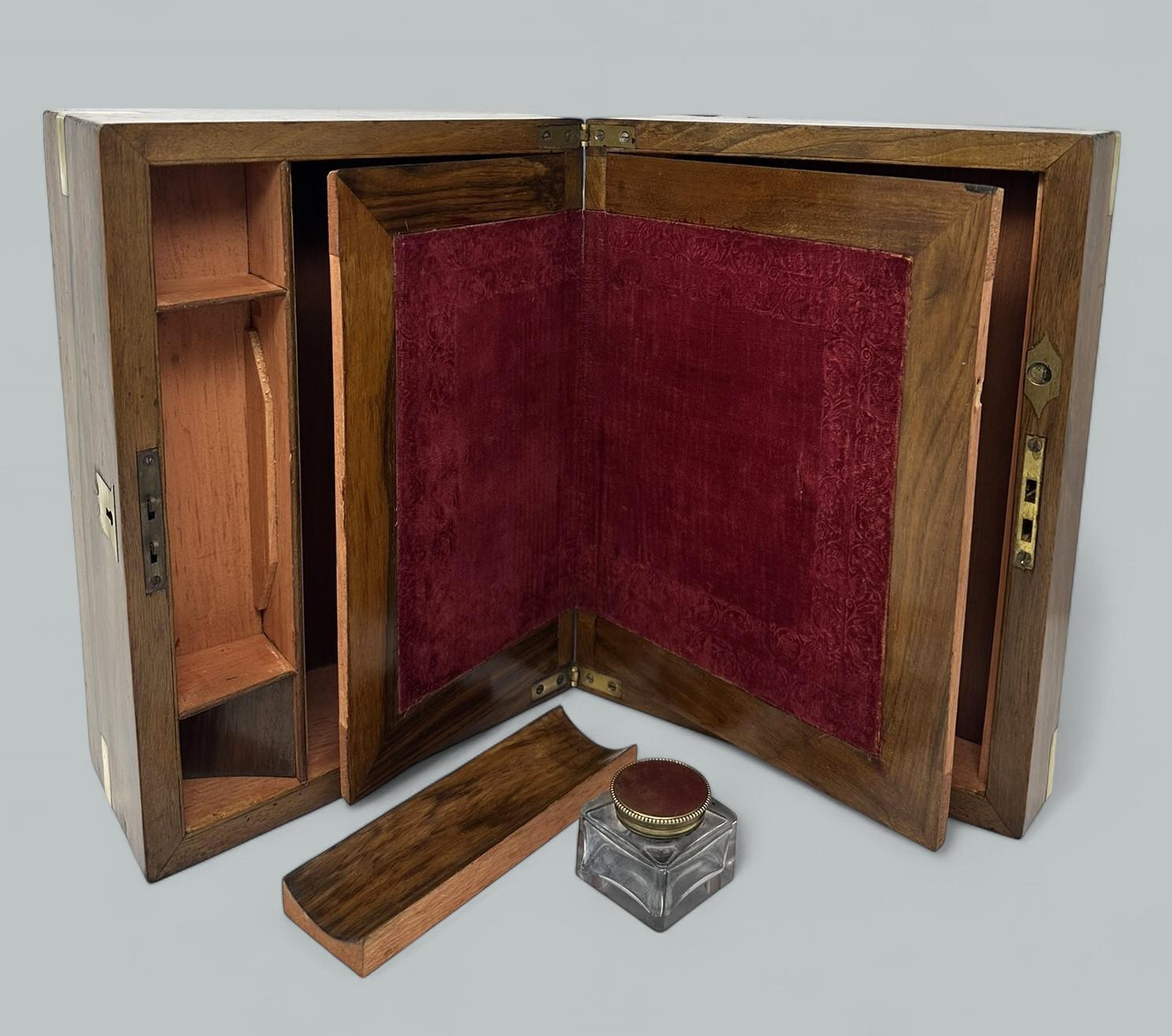 Laiton Ancien bureau de voyage victorien en laiton Boîte à écrire en bois de noyer 19C en vente