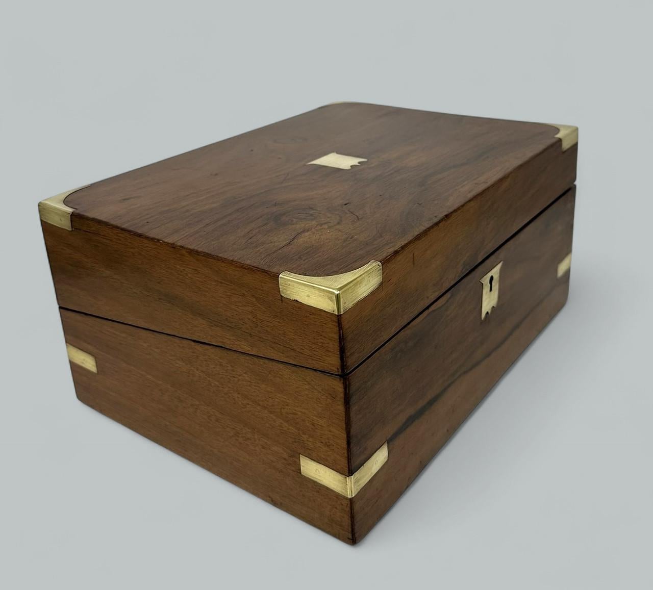 Ancien bureau de voyage victorien en laiton Boîte à écrire en bois de noyer 19C en vente 1