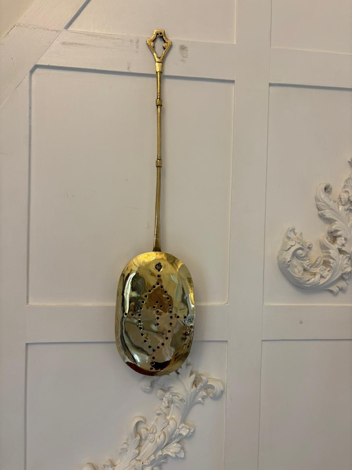 Antiker viktorianischer Kastanienröster mit einem Messinggriff, der an einem ovalen Kastanienröster mit einem aufgesetzten  Deckel hochklappen.

Abmessungen:
Höhe 56 cm
Breite 13 cm 
Tiefe 3.5 cm

Datiert 1860  
