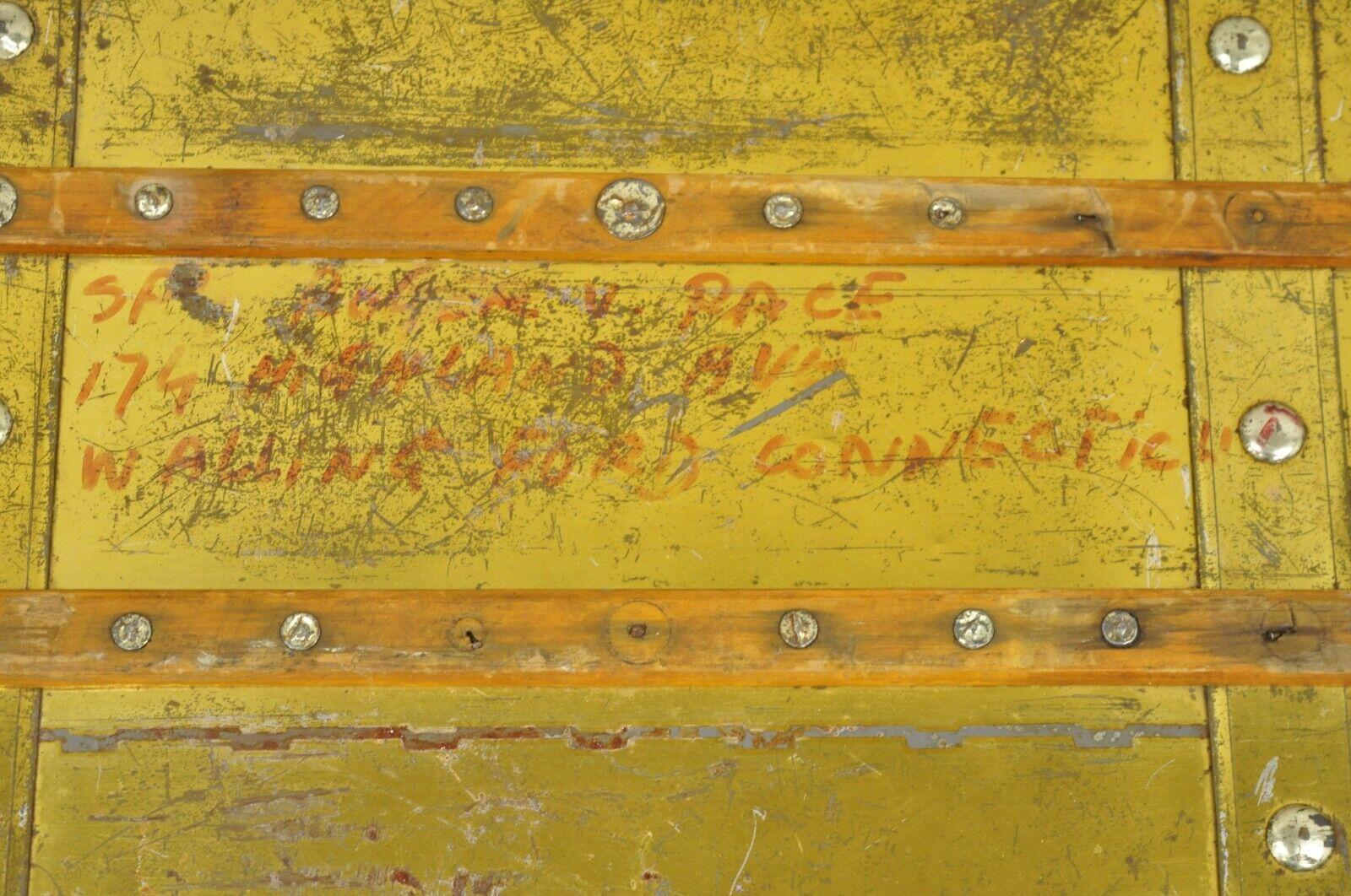 Antike viktorianische Messing verkleidet hölzerne Band Zug Trunk Storage Treasure Chest im Zustand „Gut“ im Angebot in Philadelphia, PA
