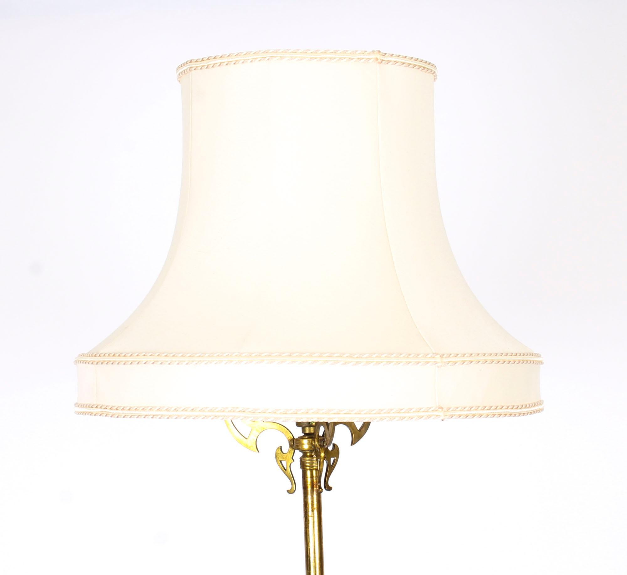 This is a highly attractive and exhibition quality antique Victorian brass floor standard lamp now converted to electricity, circa 1890 in date.
 
This splendid lamp features a distinguished cylindrical reeded column rising from a beautiful fluted
