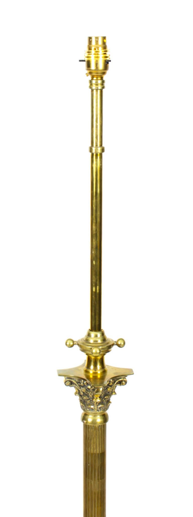 This is a highly attractive and exhibition quality antique Victorian brass floor standard lamp now converted to electricity, circa 1890 in date.

This splendid lamp features a distinguished cylindrical reeded column rising from a beautiful fluted