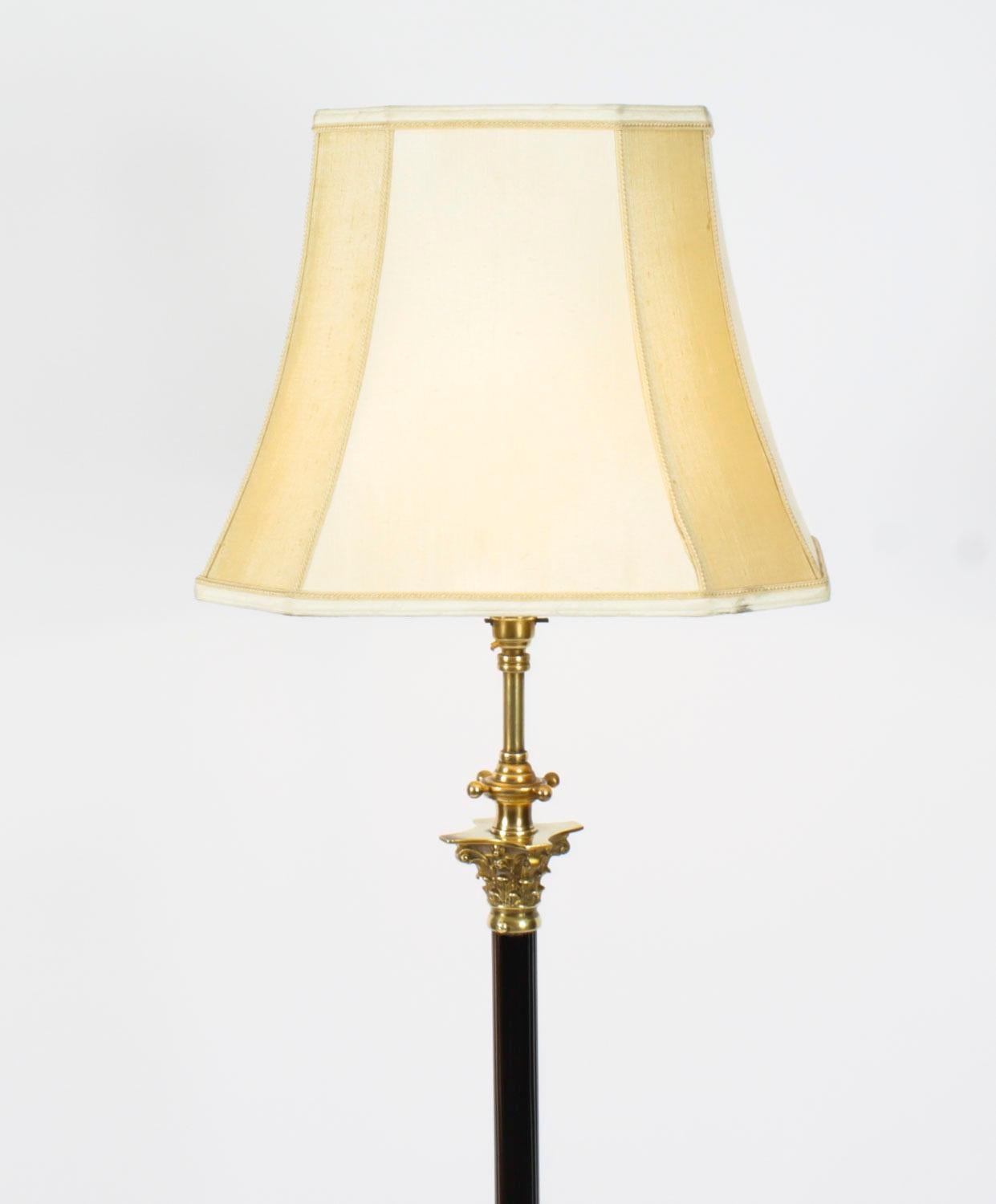 This is a highly attractive and exhibition quality antique Corinthian column design brass floor standard lamp now converted to electricity, circa 1890 in date.

This splendid lamp features a distinguished cylindrical ebonised reeded column rising