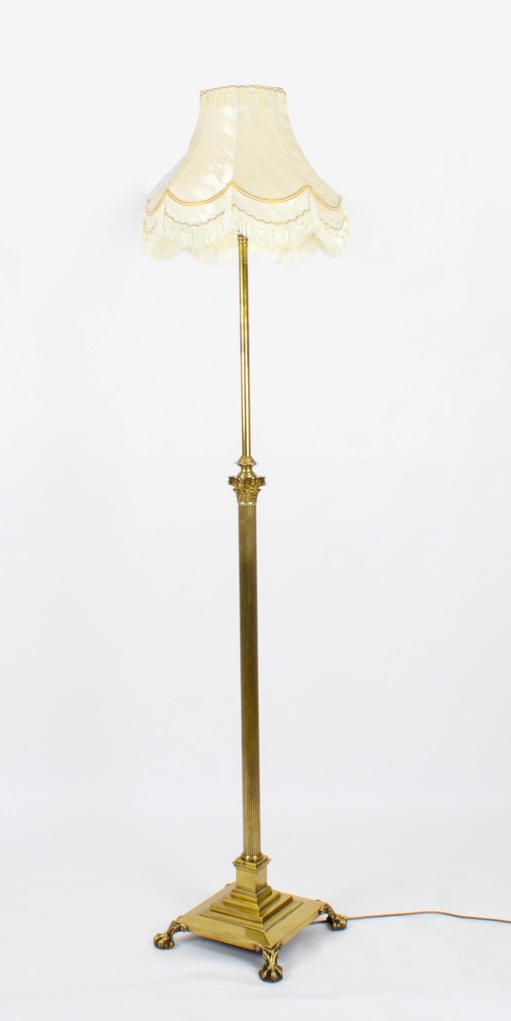 This is a highly attractive and exhibition quality antique Victorian Corinthian column design brass telescopic floor standard lamp now converted to electricity, circa 1890 in date.

This splendid lamp features a distinguished Corinthian capital