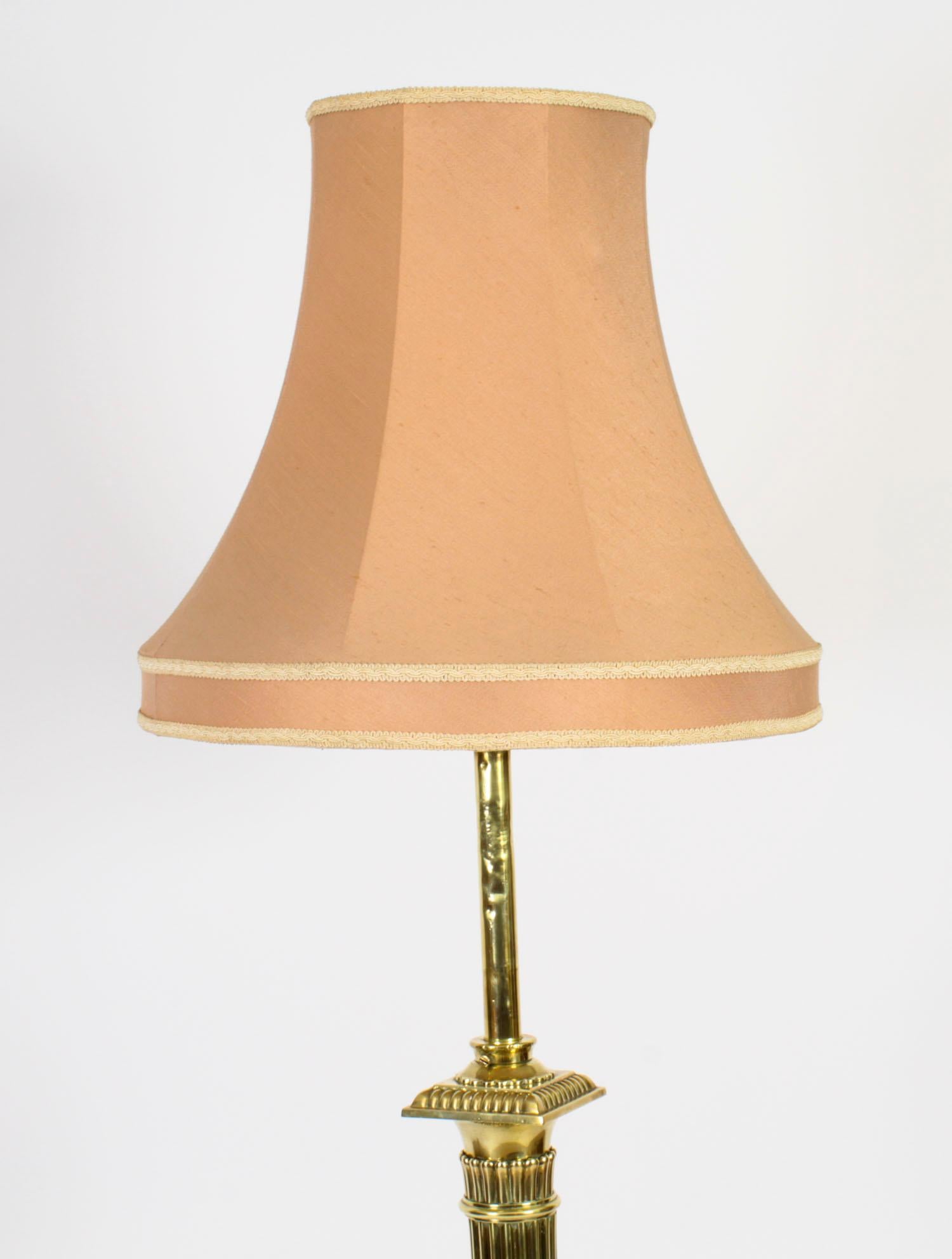 Il s'agit d'un très beau lampadaire télescopique victorien ancien à colonne corinthienne en laiton, de qualité exposition, aujourd'hui converti à l'électricité, datant d'environ 1890.

Cette lampe splendide présente un chapiteau corinthien distingué