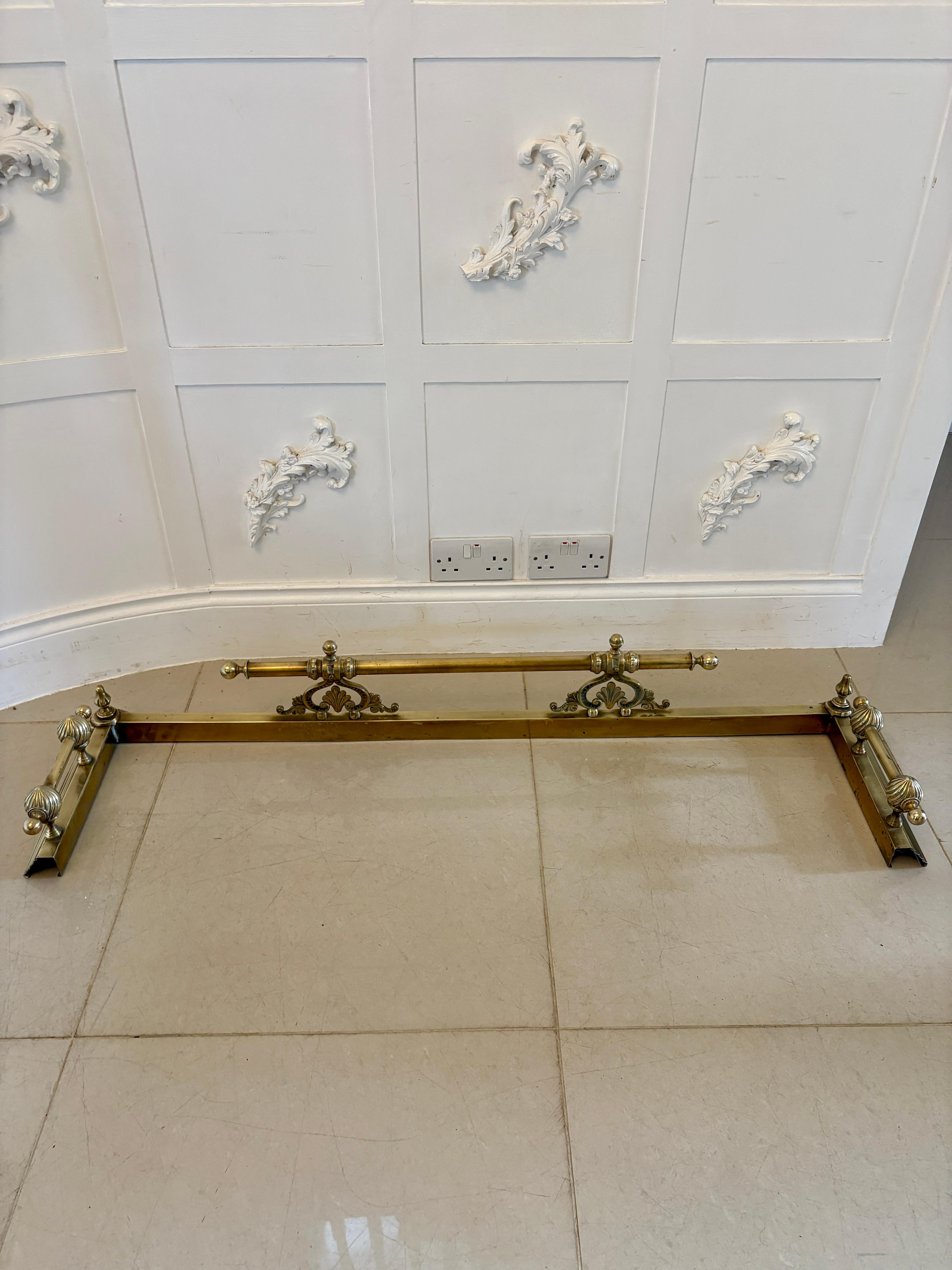 Antike viktorianische Messing Fender in massivem Messing gefertigt und mit einem geriffelten und Spule geformt Design mit Rollen, Finials an jedem Ende.  

Abmessungen:
Höhe 21,5 cm (8,46 in) 
Breite 132 cm (51.97 in) innen 121cm (47.64 in)
Tiefe 35