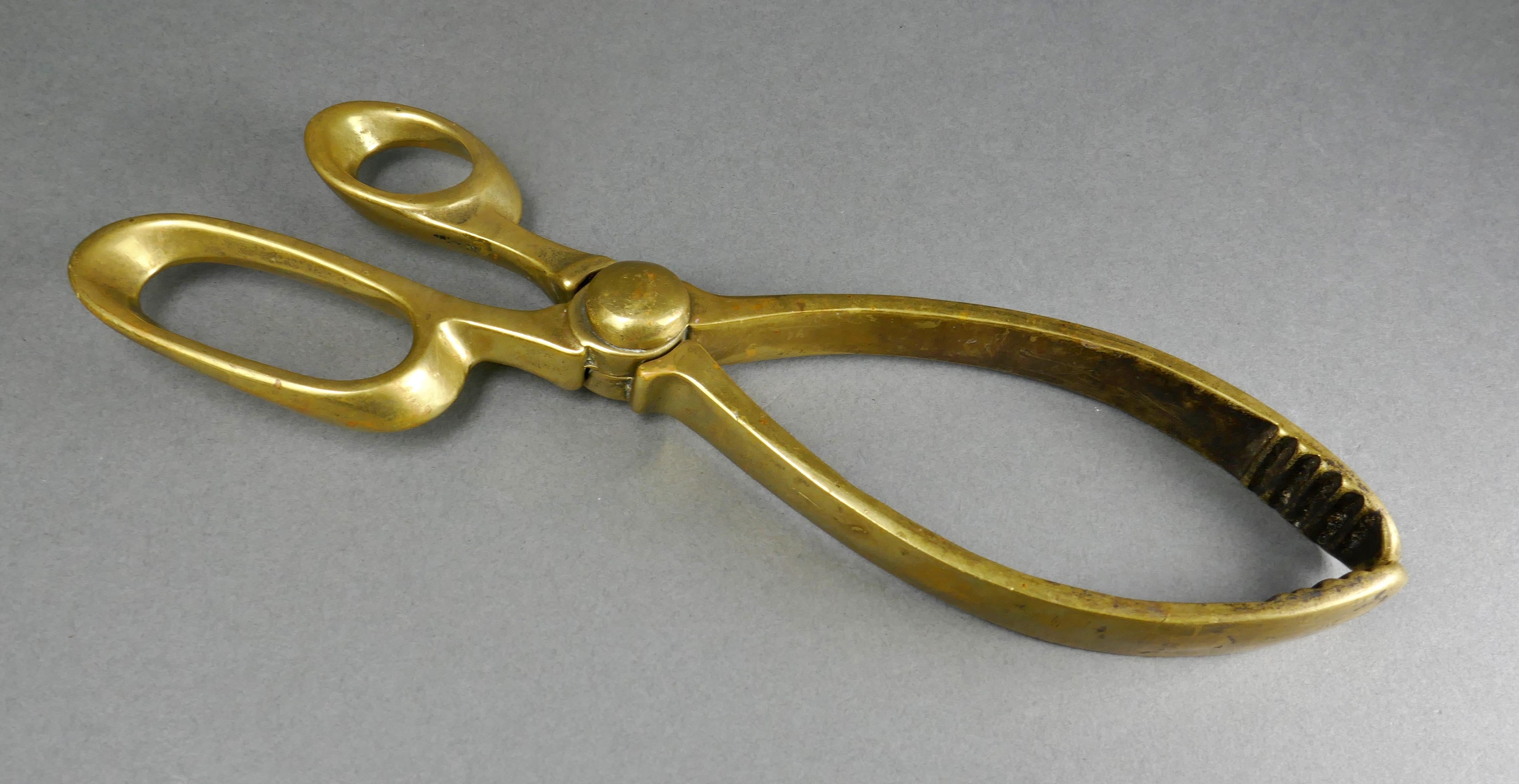Pinzas para carbón antiguo de latón macizo. 