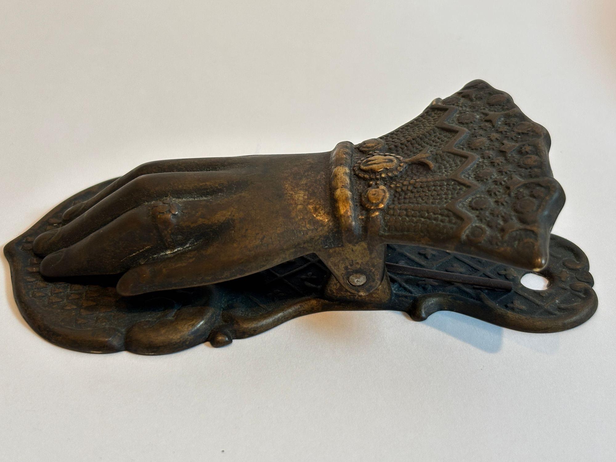 Graffetta antica in ottone vittoriano - Organizzatore da scrivania o espositore da parete,
Un raro e stravagante fermamano in ottone di epoca vittoriana, splendidamente realizzato con la forma della mano destra di una signora, con polsino, anello e