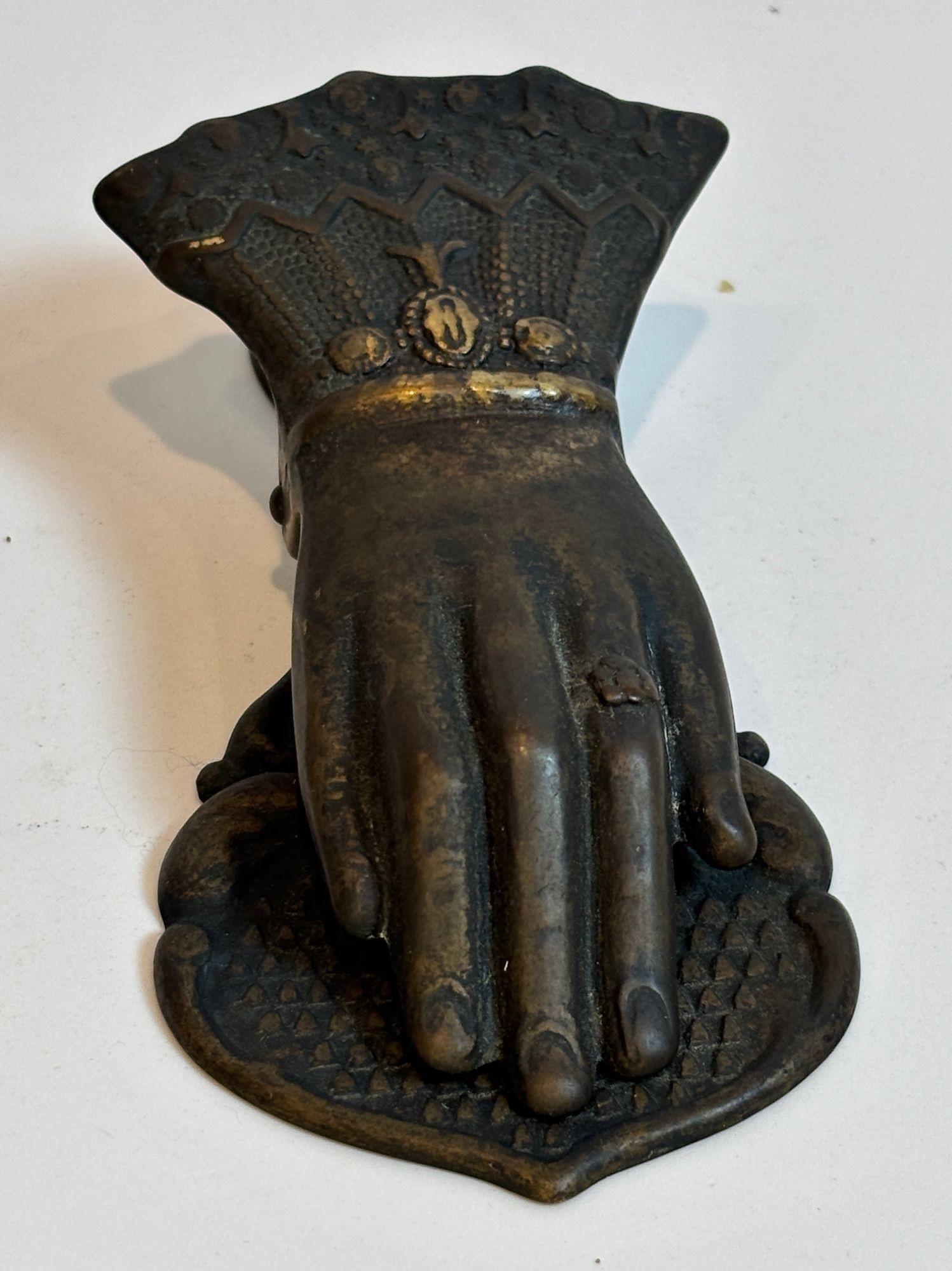 Bronzo Antico organizer da scrivania o espositore da parete in ottone vittoriano a forma di graffetta in vendita