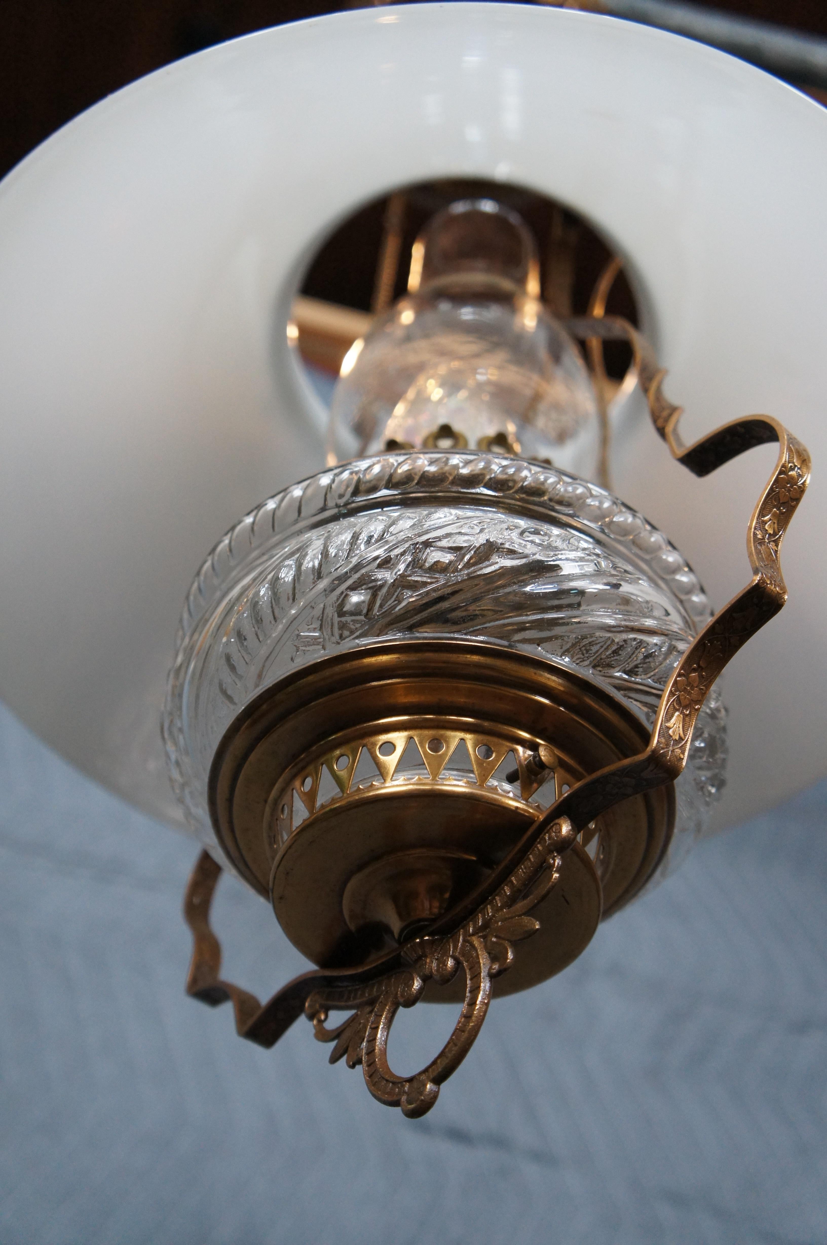 Ancienne lampe à huile victorienne en laiton et verre au lait Lights pendante Chandelier en vente 4