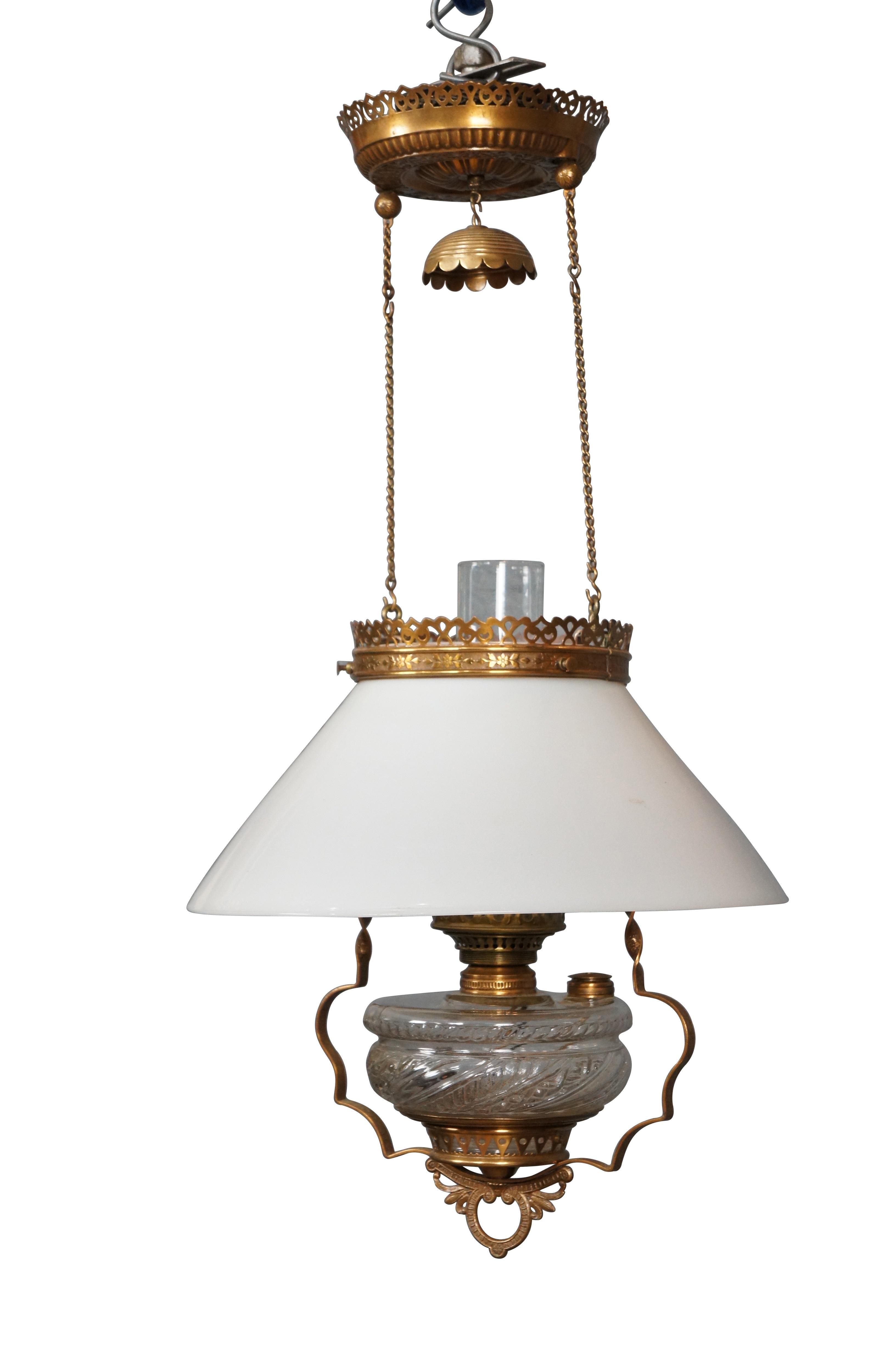 Mouvement esthétique Ancienne lampe à huile victorienne en laiton et verre au lait Lights pendante Chandelier en vente