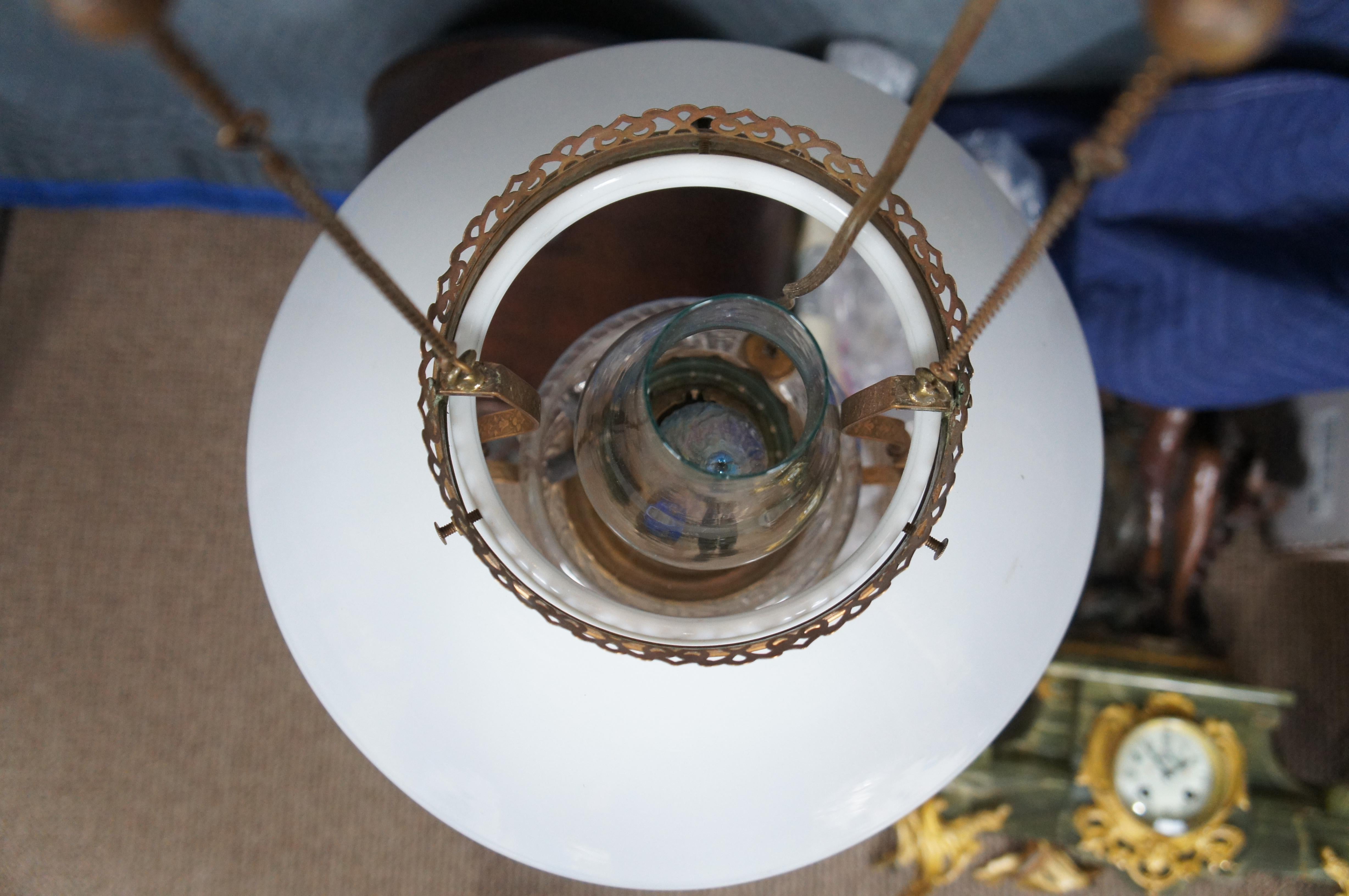 Antike viktorianische Messing Milchglas hängende Öllampe Kronleuchter Pendelleuchte im Angebot 1