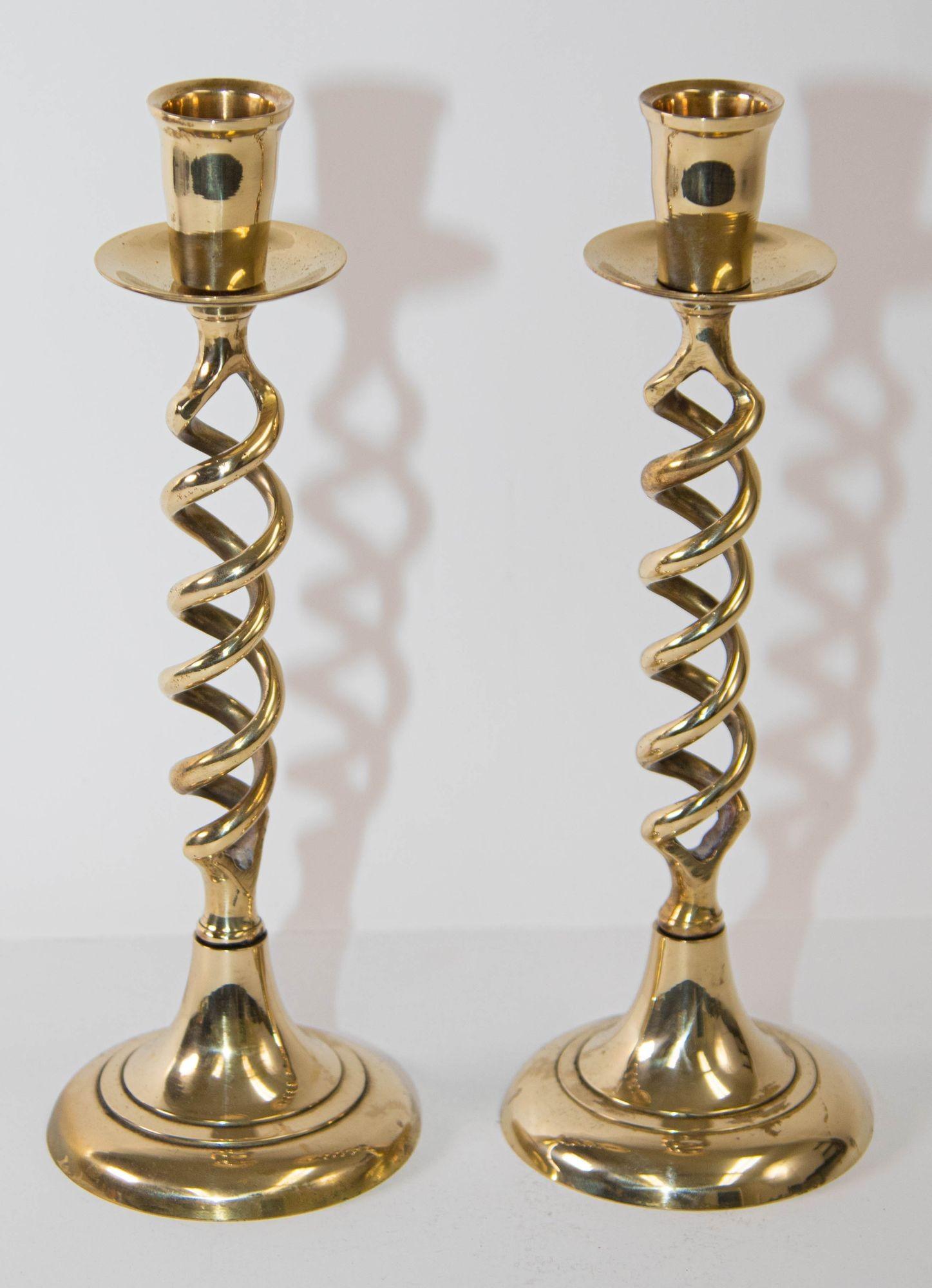Elegant Antique Victorian brass pair of barley twist candlesticks on round base.
A rare and sought after model with open twisted brass work.
Fine pair of Edwardian English brass candlesticks with barley twist design.
The base is very nicely