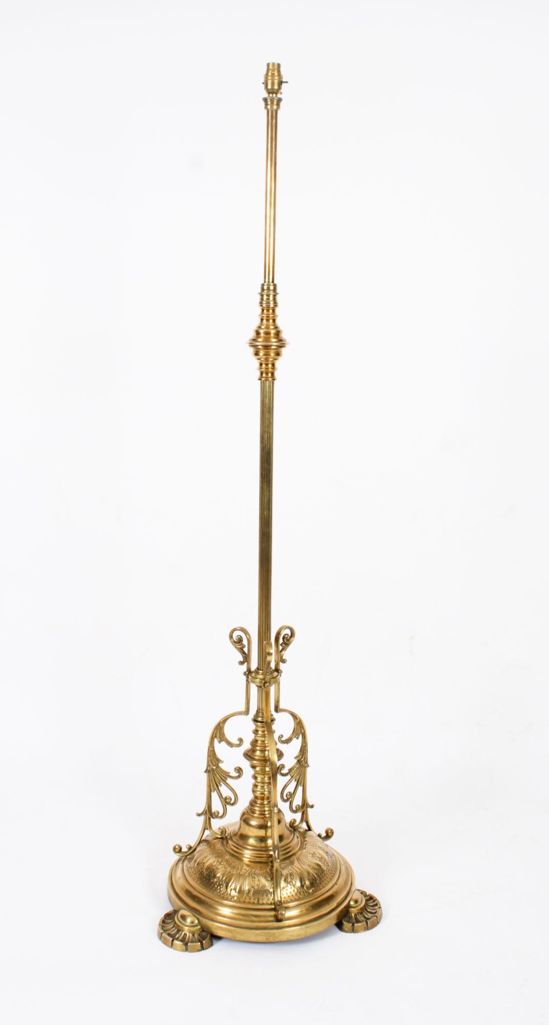 This is a highly attractive and exhibition quality antique late Victorian brass floor standard lamp now converted to electricity, circa 1890 in date.

This splendid lamp features a distinguished cylindrical reeded column  decorated with foliate