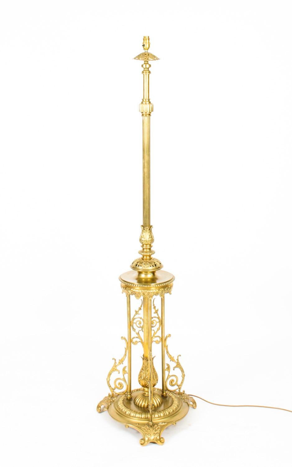 This is a highly attractive and exhibition quality antique Victorian telescopic brass floor standard lamp now converted to electricity, circa 1890 in date.

This splendid lamp features a distinguished cylindrical reeded column decorated with