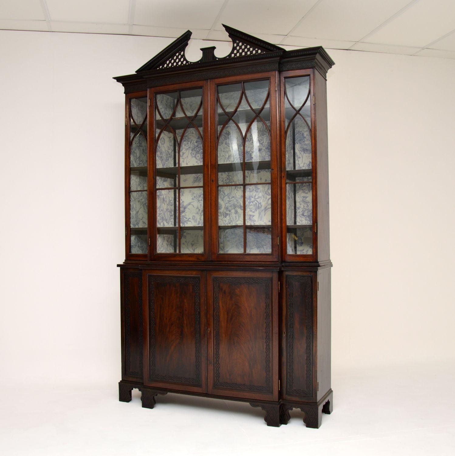 A beautiful and very impressive antique breakfront bookcase. This was made in England, it dates from around the 1880-1900 period.

It is of superb quality and has lovely proportions. It is large and impressive, yet elegant with refined features. The