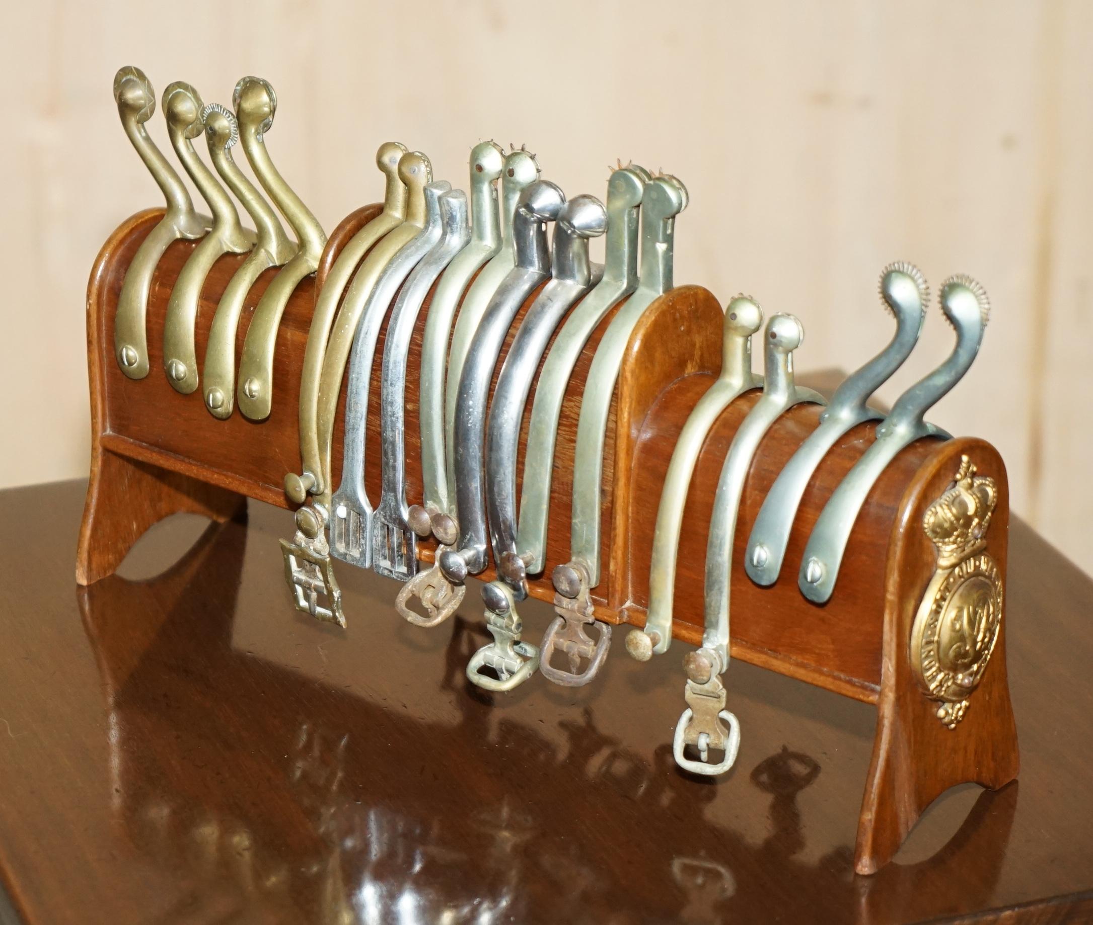 Casa Reale Antiquariato

Royal House Antiques è lieta di offrire in vendita questo rarissimo e collezionabile cavalletto Martingala dell'esercito britannico con staffe, cinghie e catene e stemmi militari originali.

Che scoperta.... Questo pezzo ha