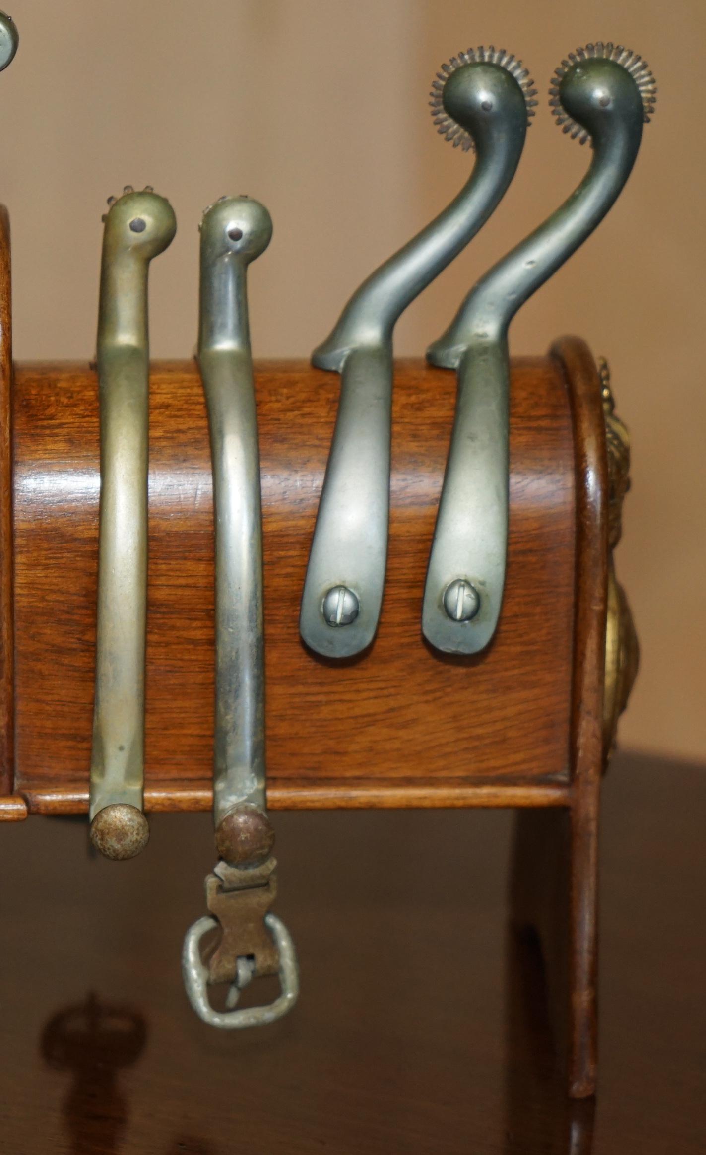 Ottone ANTICO ARMATO BRITANNICO CAVALIERE MARTINGALE A CAVALLETTO E STIRUP in vendita