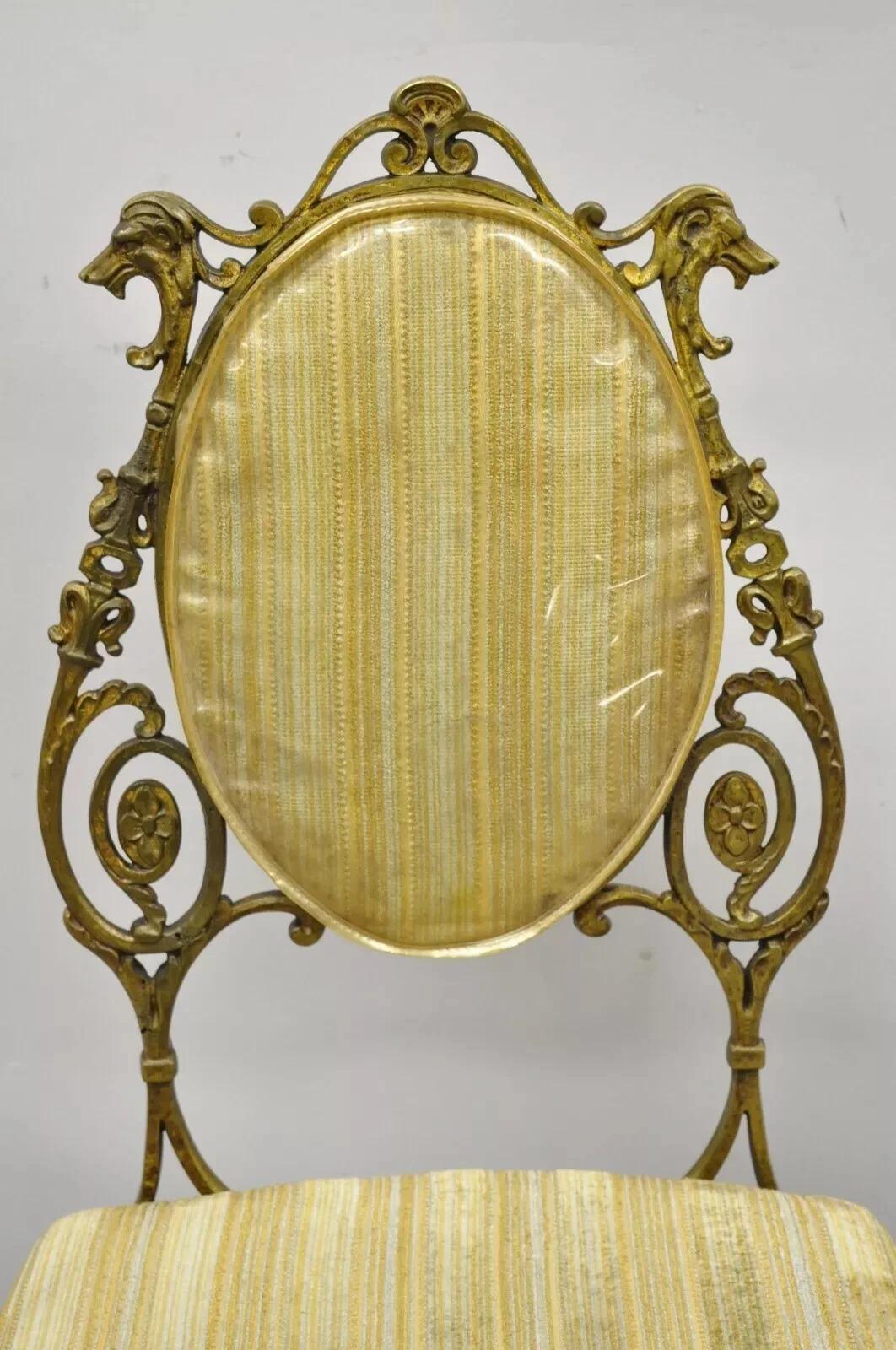 Antiche sedie da salotto vittoriane in bronzo e ottone in stile Oscar Bach - una coppia. L'articolo presenta facce di leone sulla struttura, pesante struttura in bronzo, schienali imbottiti ovali, galleria ornata, base a croce, schienali in