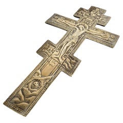 Croix ou crucifix chrétien orthodoxe victorien ancien en bronze coulé