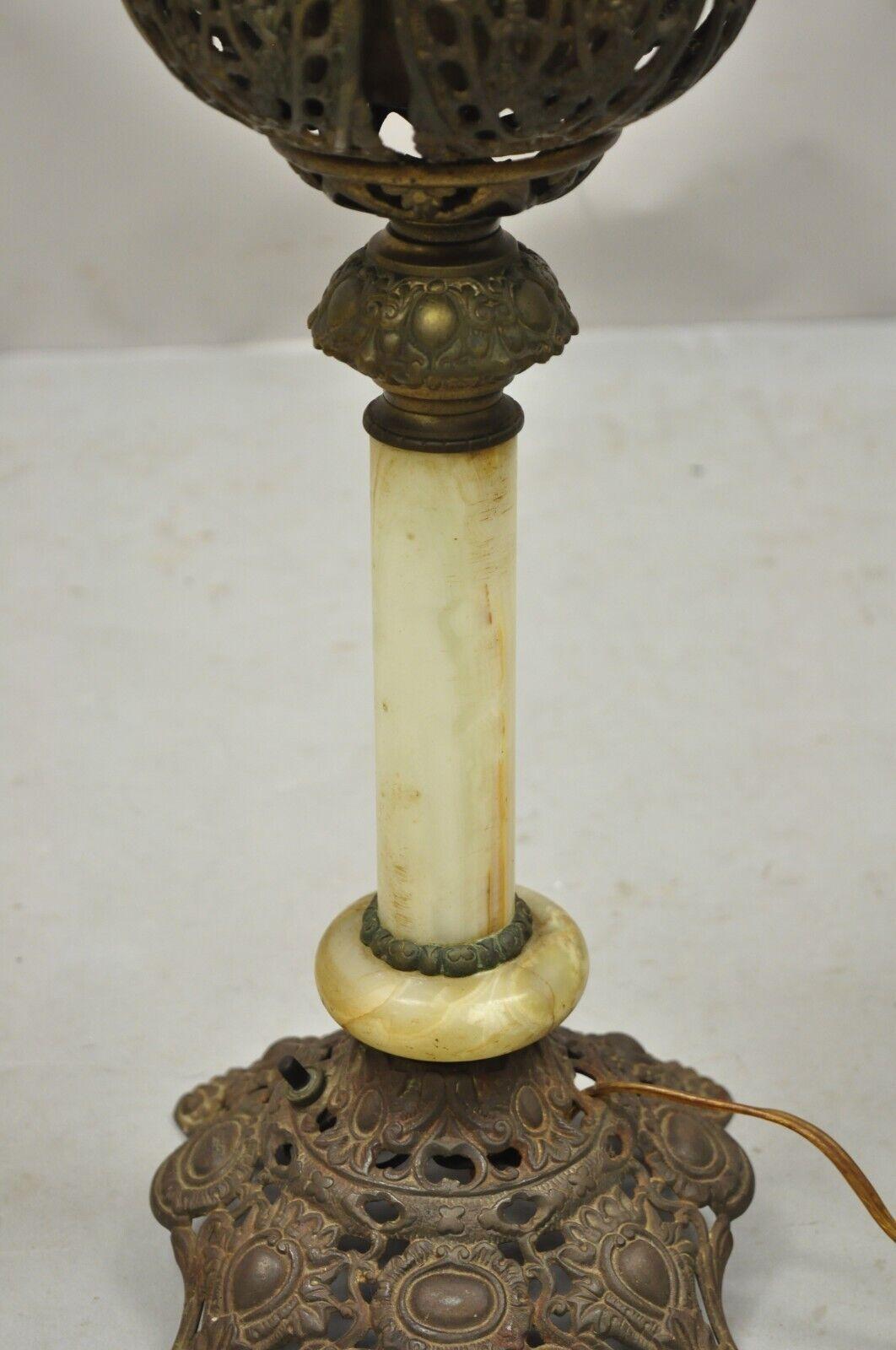 Bronze Ancienne lampe de bureau victorienne à huile convertie en bronze avec tige en albâtre en vente