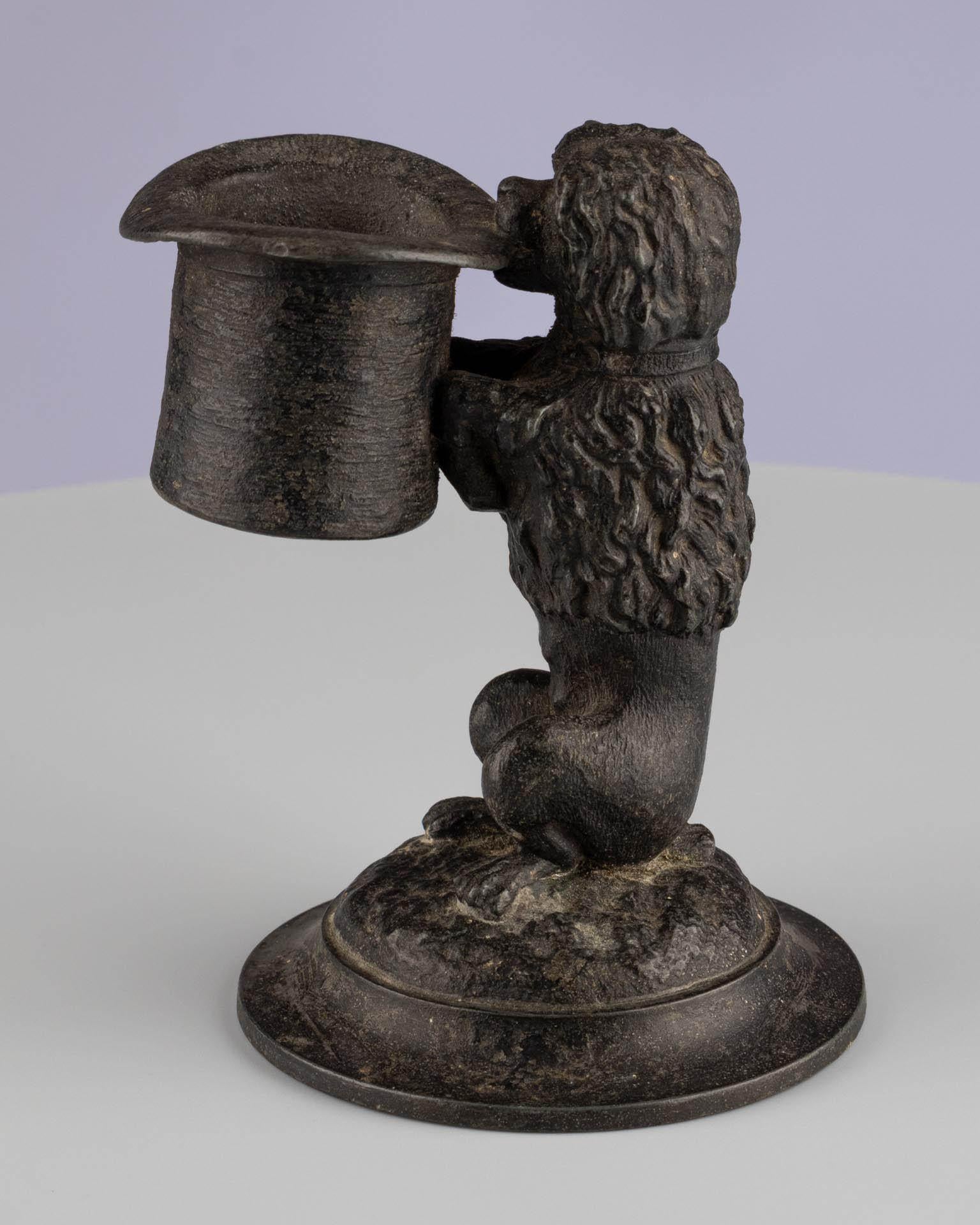 Antico Cane Vittoriano di Bronzo a forma di cappello a cilindro Portafiammiferi Figura di Attaccabrighe 

Continentale 
Bronzo 
Fine del XIX secolo 

Dimensioni: H. H. x D.: 12,5 cm x 10 cm.

Questa graziosa statuetta a forma di cane funge da