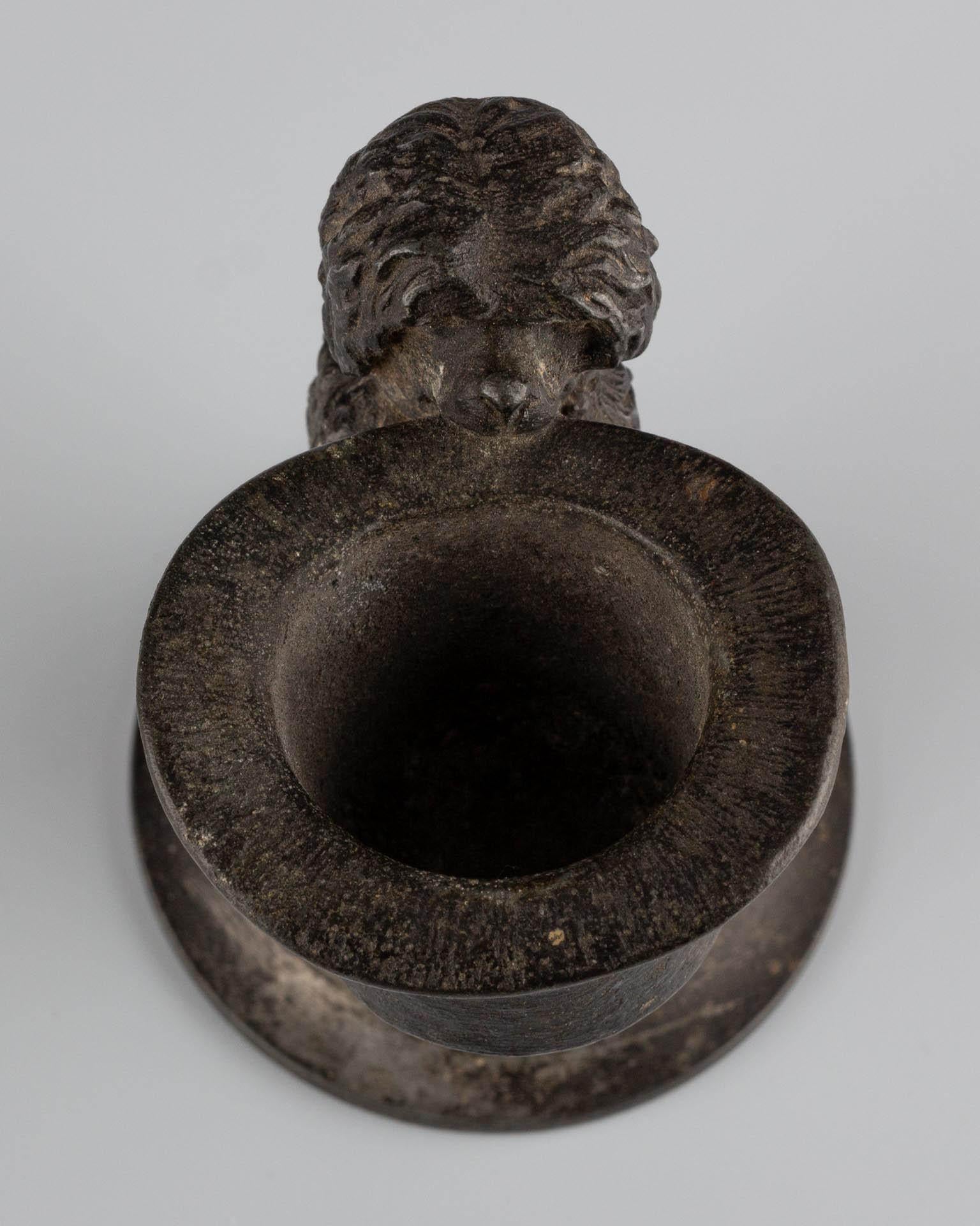 Calco Antico Cane Vittoriano di Bronzo a forma di cappello a cilindro Portafiammiferi Figura di Attaccabrighe in vendita