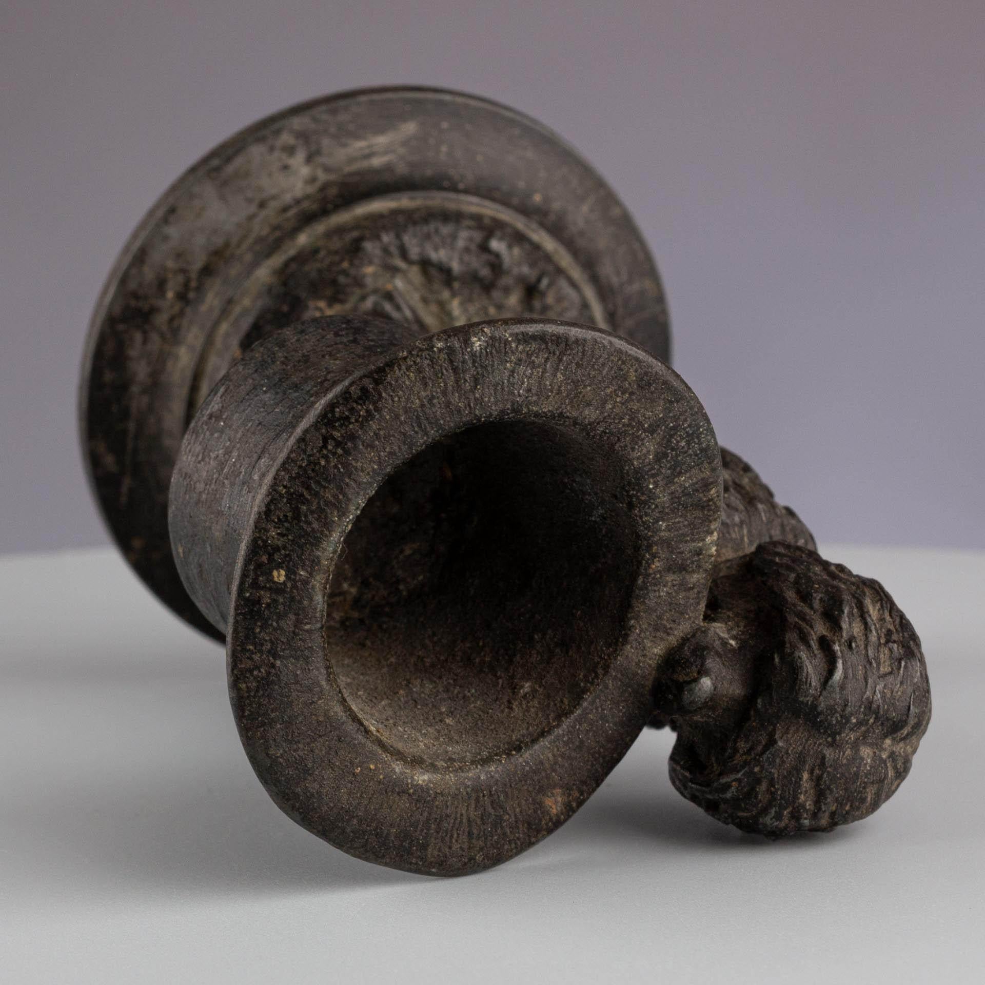 Antico Cane Vittoriano di Bronzo a forma di cappello a cilindro Portafiammiferi Figura di Attaccabrighe In condizioni buone in vendita a Greven, DE