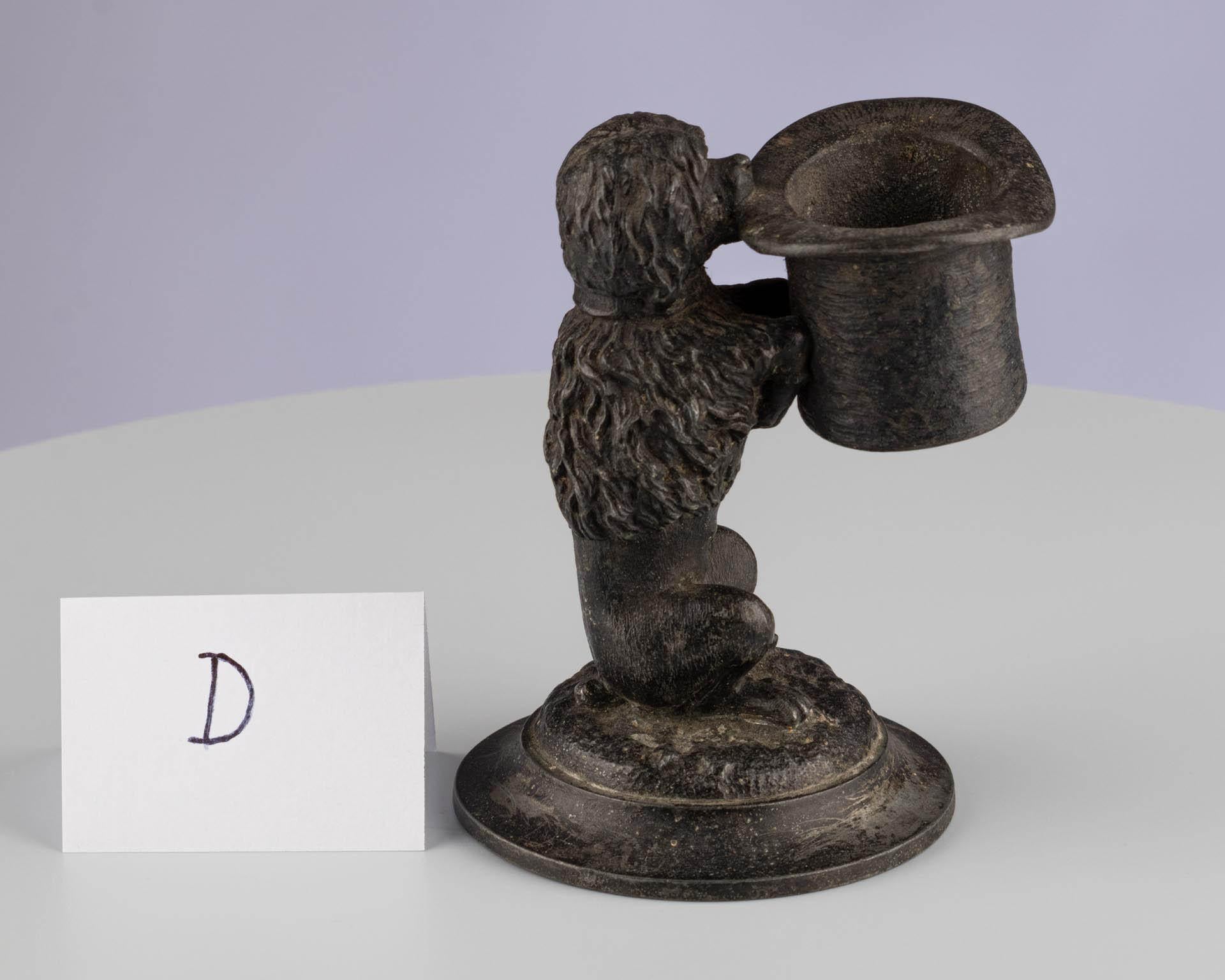 Antico Cane Vittoriano di Bronzo a forma di cappello a cilindro Portafiammiferi Figura di Attaccabrighe in vendita 1