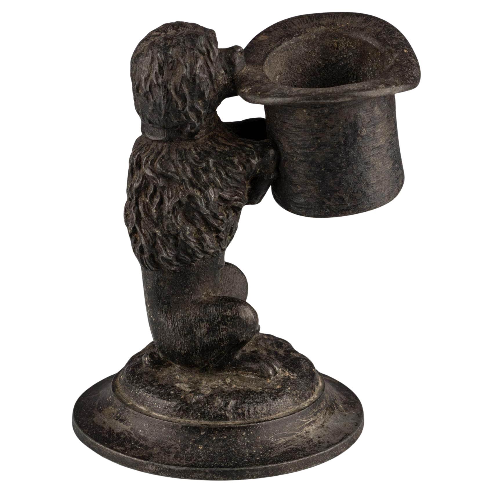 Antico Cane Vittoriano di Bronzo a forma di cappello a cilindro Portafiammiferi Figura di Attaccabrighe in vendita