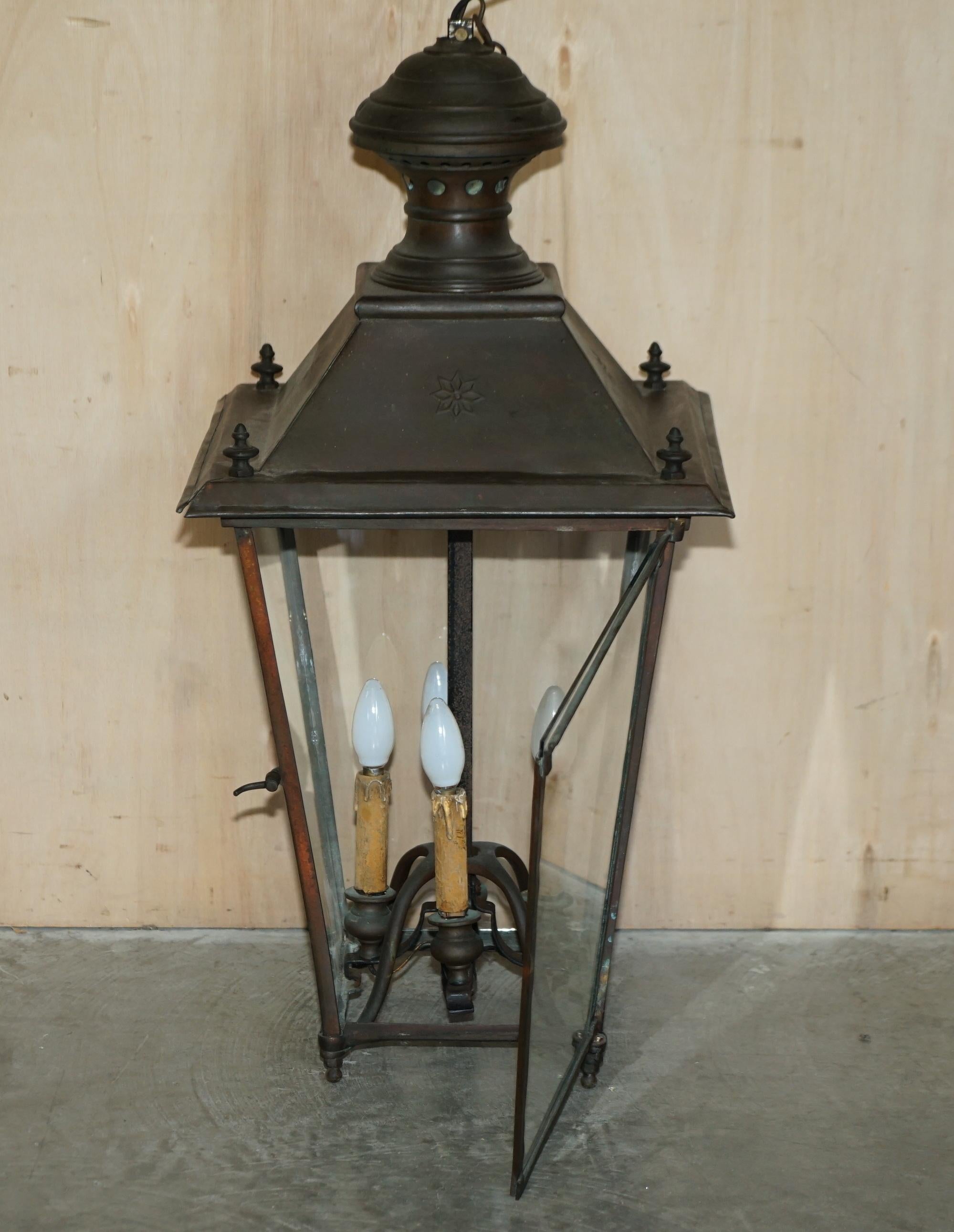 Lanterne suspendue victorienne ancienne en bronze avec intérieur à quatre bougies doit être vu en vente 3